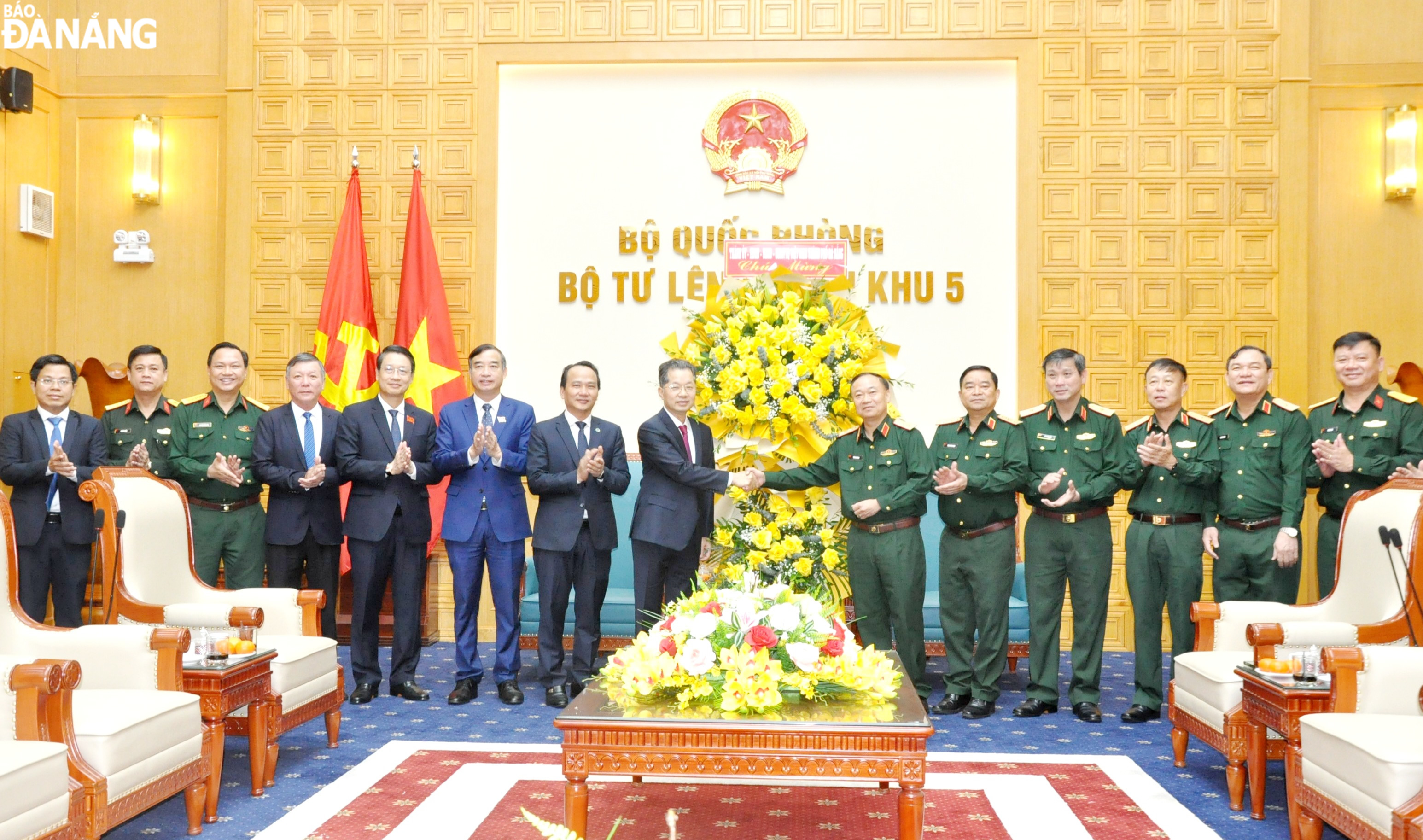 Secretary of the Da Nang Party Committee Nguyen Van Quang (8th, left) and other city leaders presented flowers to congratulate the Party Committee and Command of Military Region 5. Photo: LE HUNG