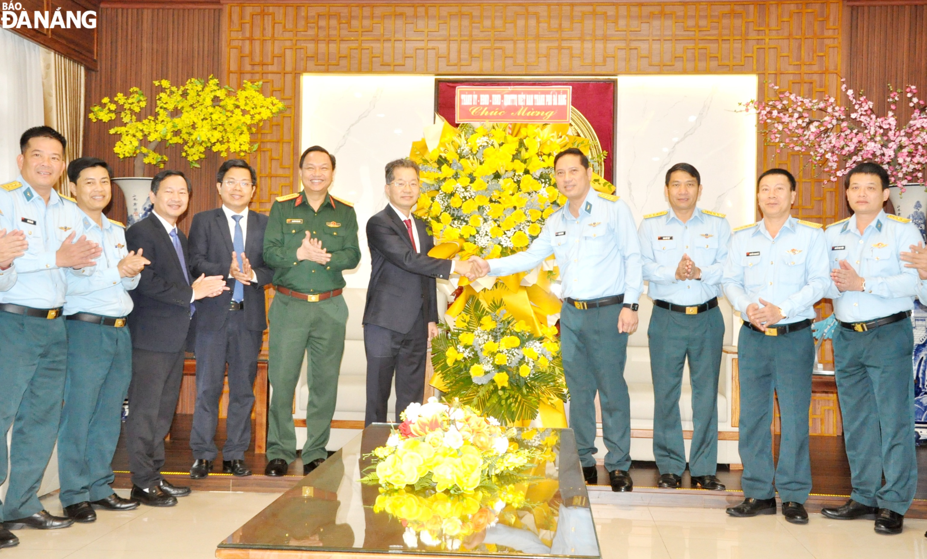 Secretary of the Da Nang Party Committee Nguyen Van Quang (6th, left) giving flowers to congratulate the Air Division 372. Photo: LE HUNG