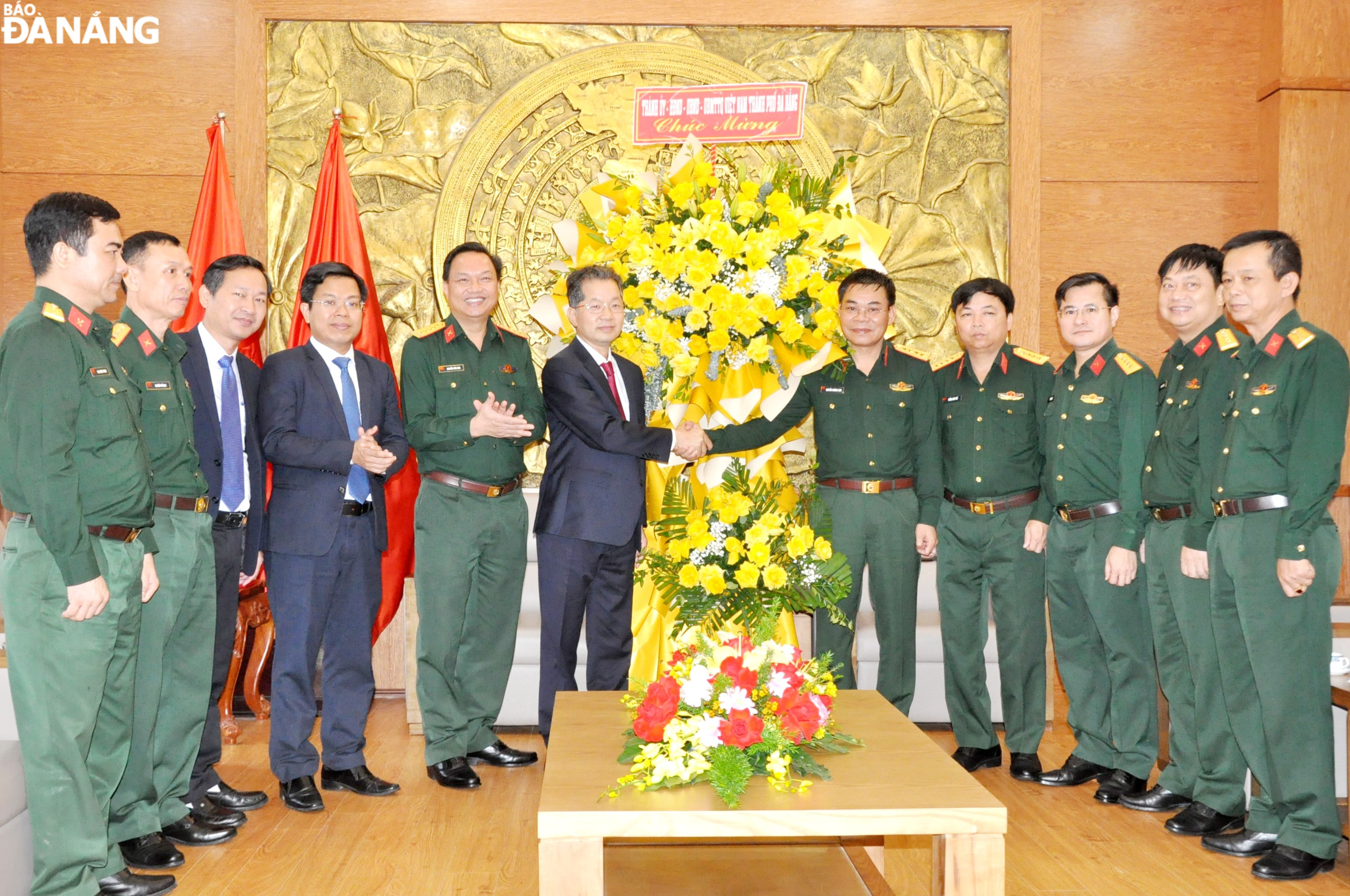 Secretary of the Da Nang Party Committee Nguyen Van Quang (6th, left) presenting flowers to congratulate Department 11. Photo: LE HUNG