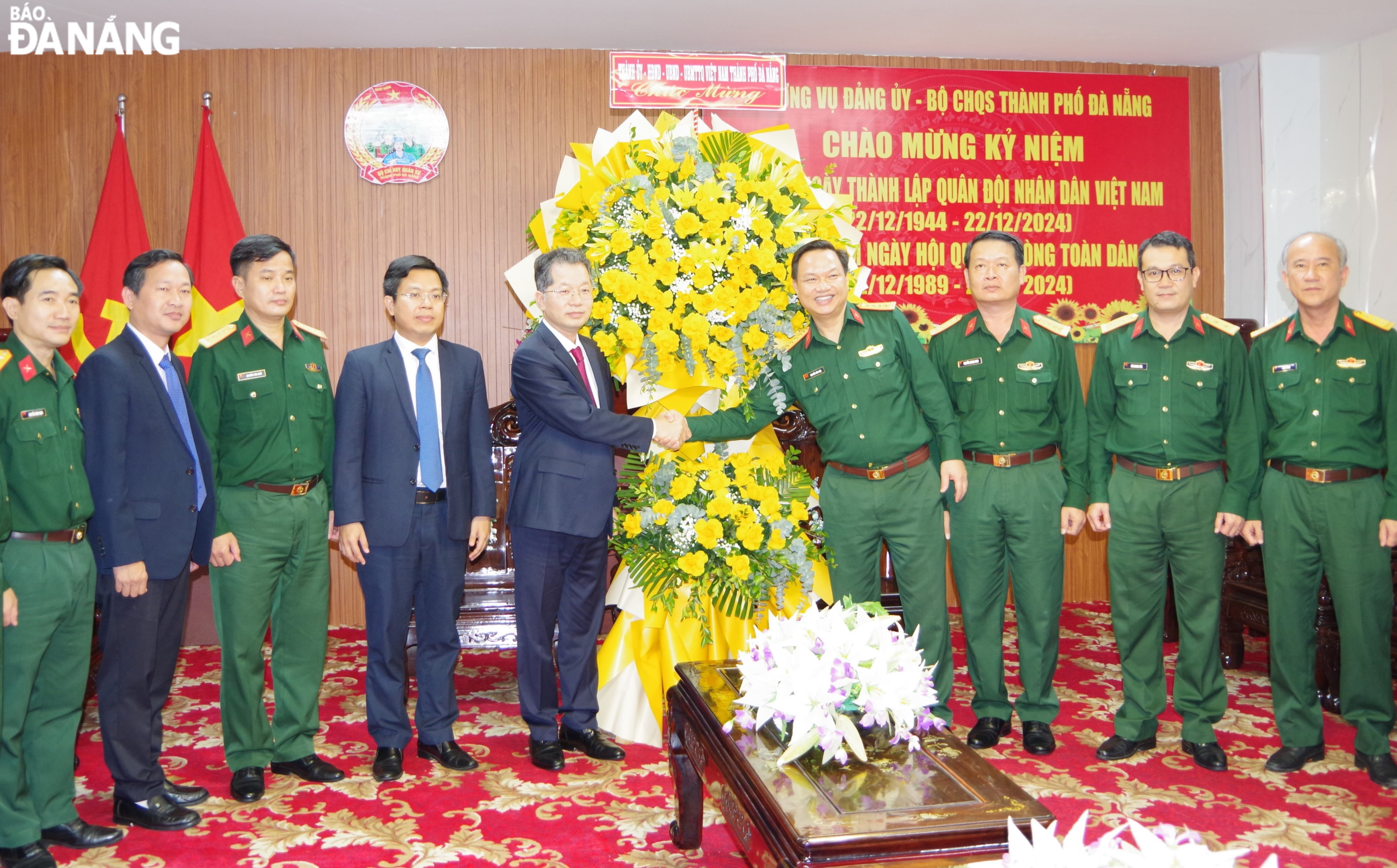 Secretary of the Da Nang Party Committee Nguyen Van Quang (5th, left) sending congratulations to the city’s Military Command. Photo: LE HUNG