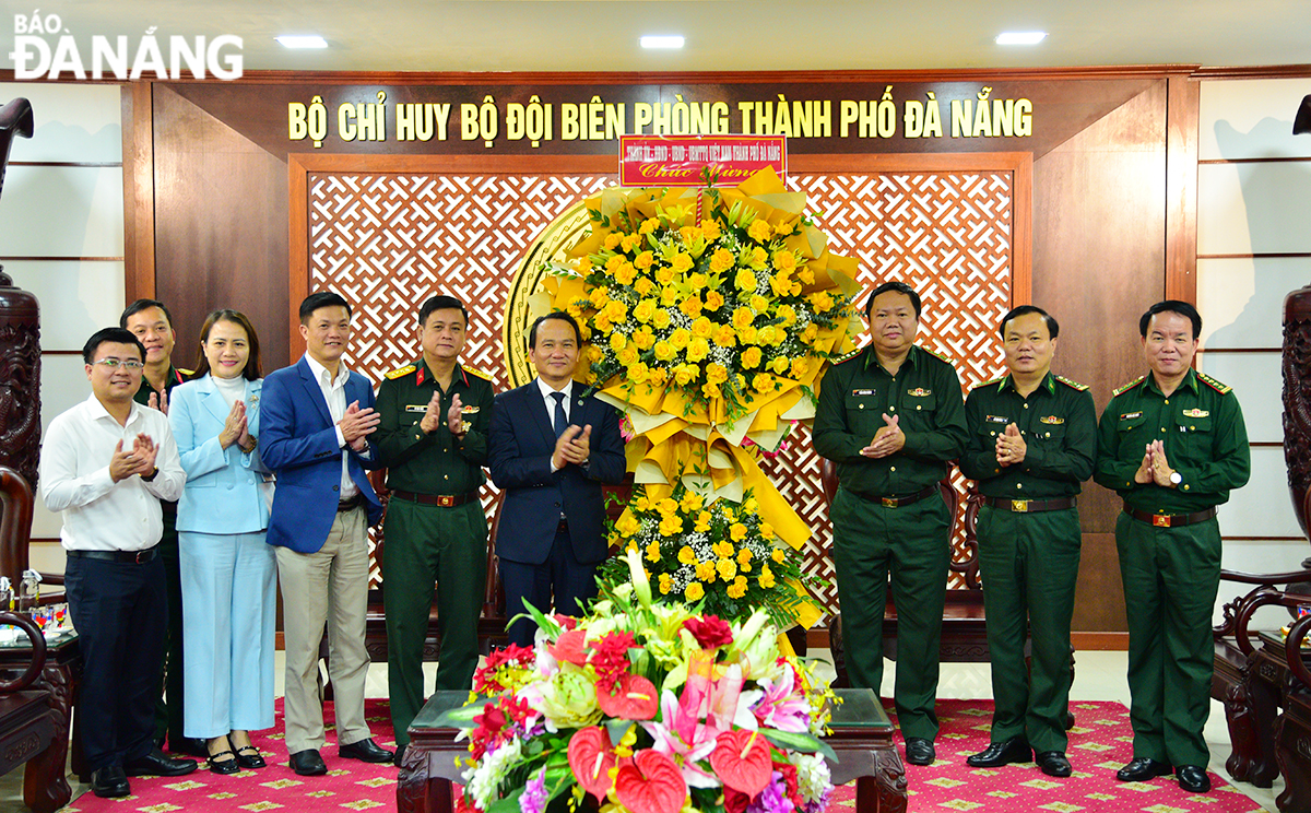 Standing Deputy Secretary of the municipal Party Committee Nguyen Dinh Vinh (6th, left) congratulated the city’s Border Guard Command on the occasion of the 80th founding anniversary of the Viet Nam People's Army (December 22, 1944 - December 22, 2024). Photo: XUAN DUNG