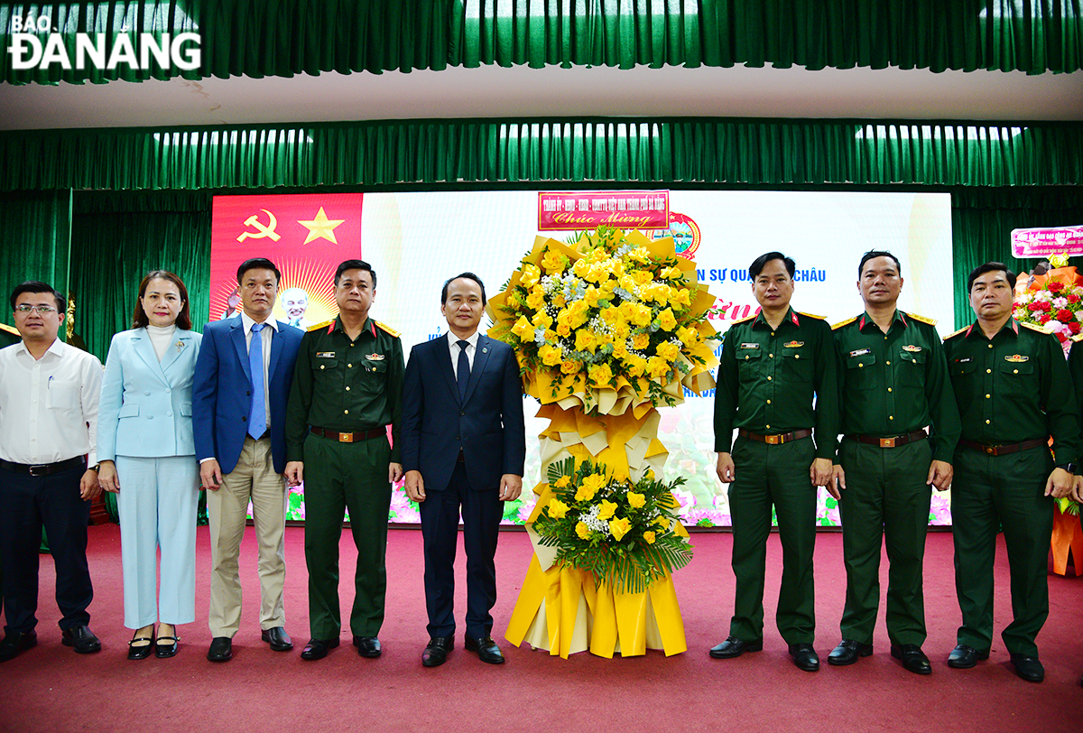 Standing Deputy Secretary of the Da Nang Party Committee Nguyen Dinh Vinh (5th, left) congratulating the Hai Chau District Military Command on its special day. Photo: XUAN DUNG