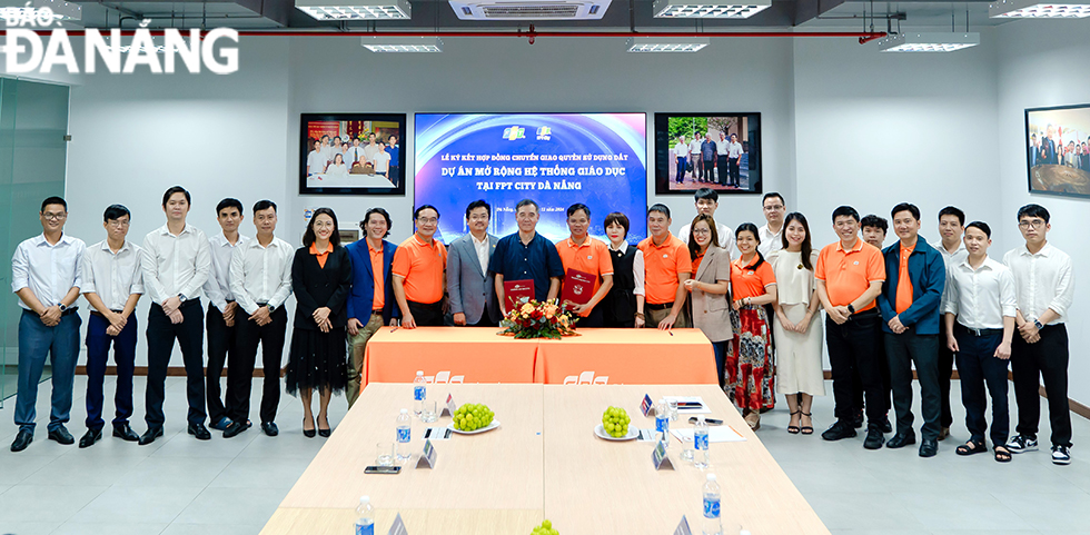 The signing ceremony of land use right transfer for the project to expand the education system at FPT Technology Urban Area in Da Nang between FPT Corporation and FPT City. Photo: TRIEU TUNG