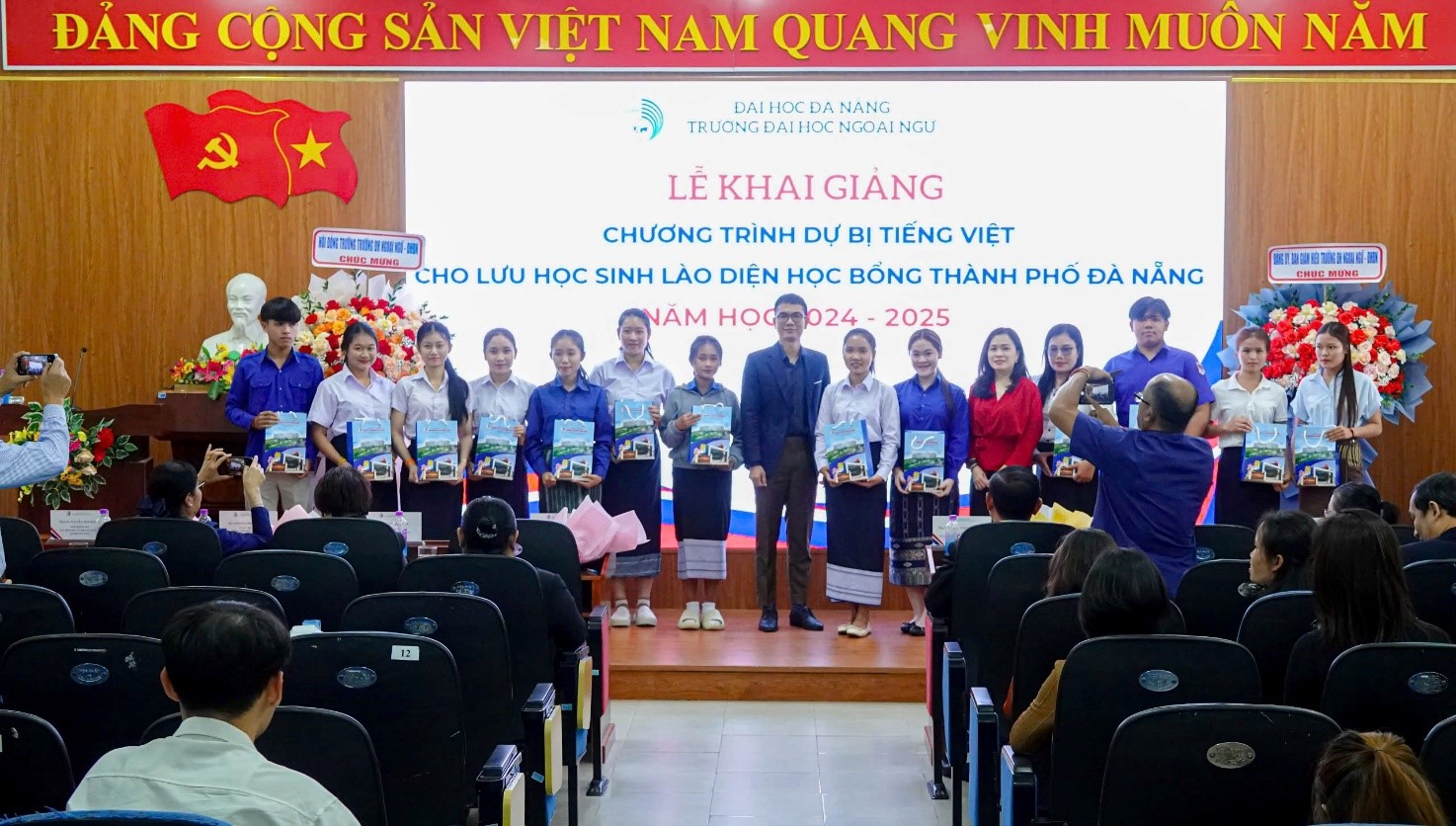 Representatives of UD and UFLS-UD present souvenirs to Laotian students. Photo: T.H