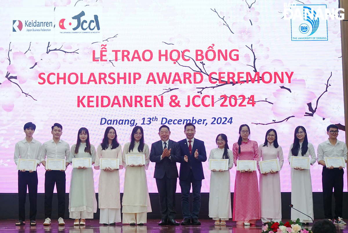 Japanese organizations awarding scholarships to students of the University of Da Nang. Photo: XUAN DUNG