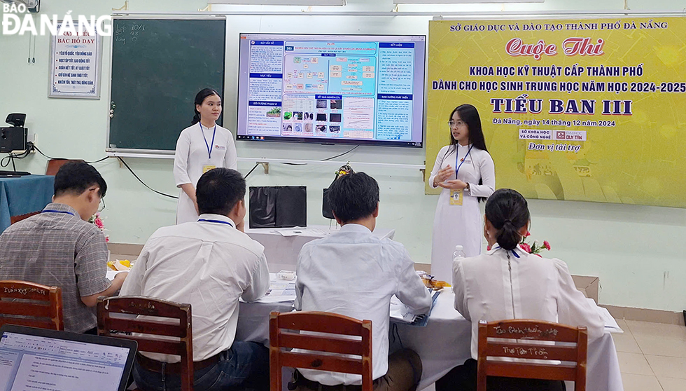 Senior high school pupils are presenting their projects at the Da Nang Science and Technology Competition. Photo: THU HA