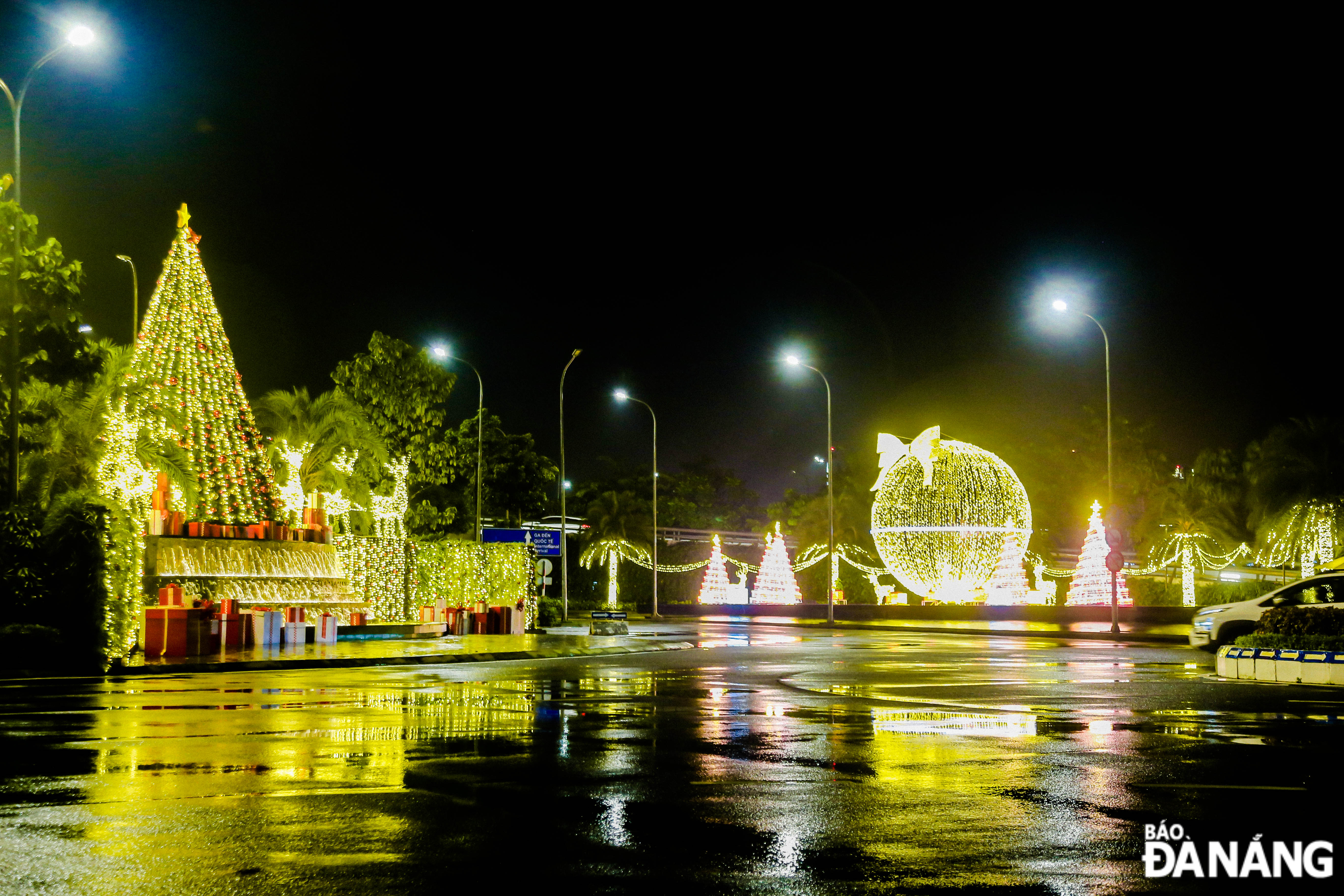 International passenger terminal (T2) at Da Nang Airport has been lavishly decorated with many balls, bell strings, big stars and electric lights.