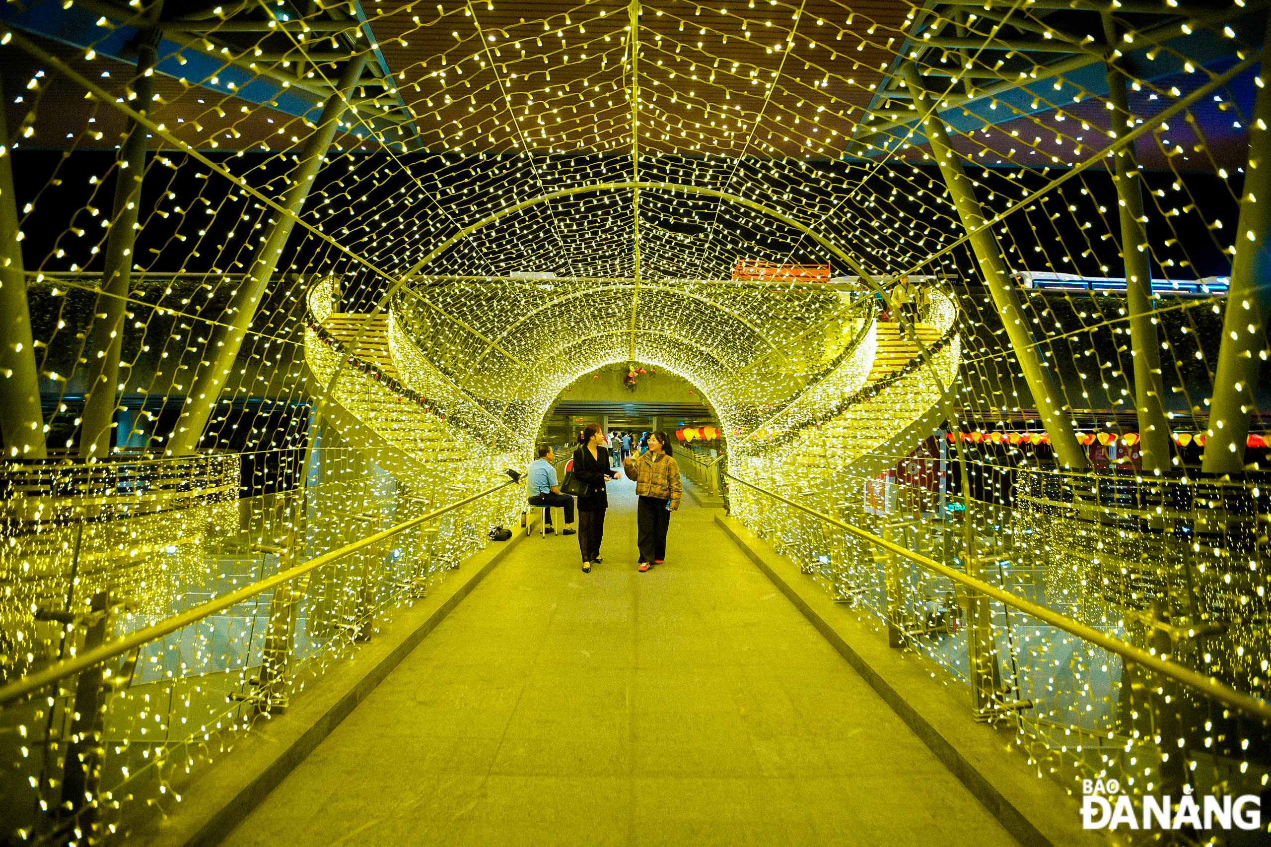 The stairs and walkways for guests seeing off their beloved ones in the terminal T2 or the waiting hall, and the parking area outside are also decorated with sparkling yellow lights.