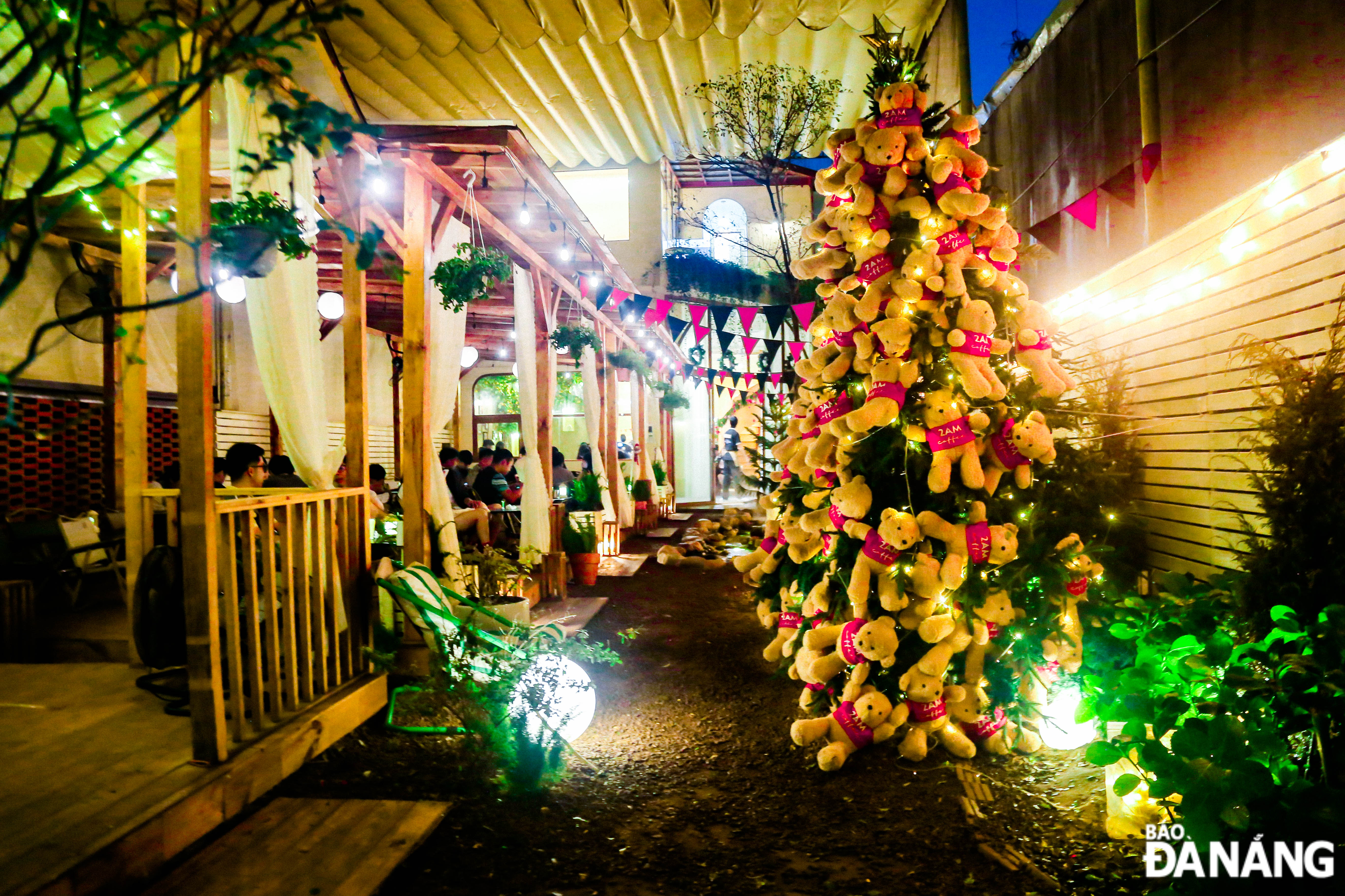 A coffee shop on Nguyen Tri Phuong street is decorated with many eye-catching Christmas items.