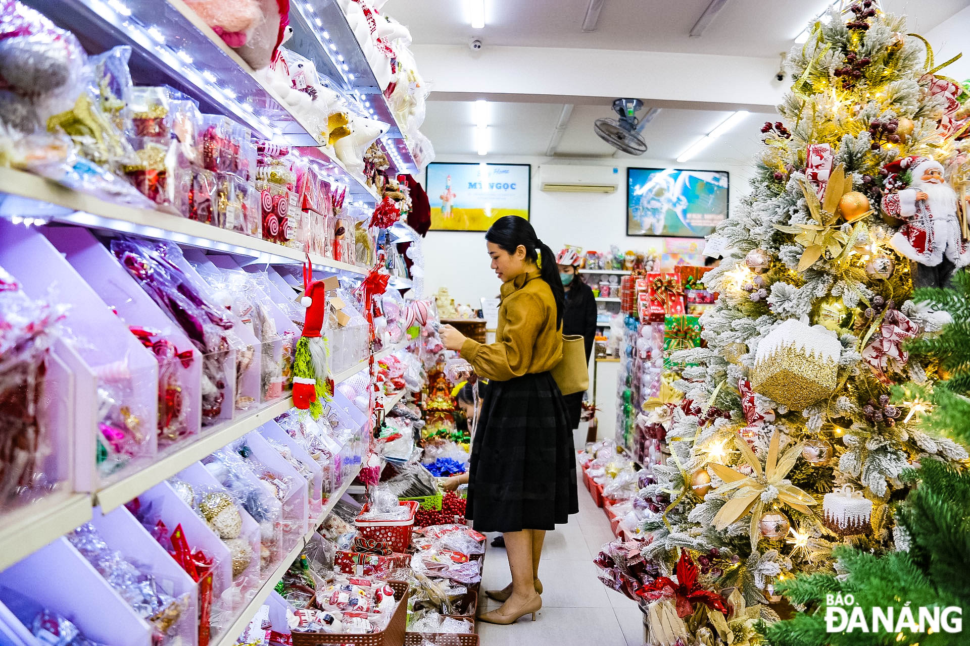 Shops and stalls selling decorations, Christmas trees and gifts on Hung Vuong, Le Duan, Dien Bien Phu, Trung Nu Vuong and Phan Chau Trinh streets are filled with red, preparing for the approaching Christmas season.