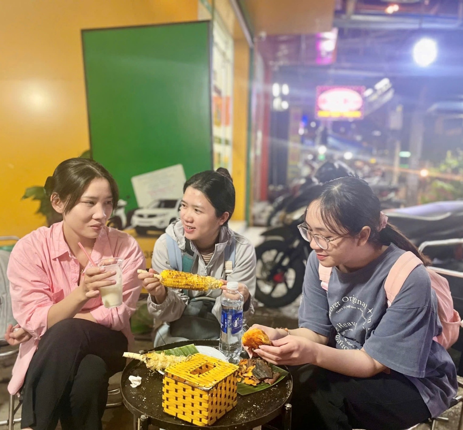 On winter days, young people savor the rustic street snacks such as grilled corn and roasted sweet potatoes on cozy little street corners. Photo: T.V