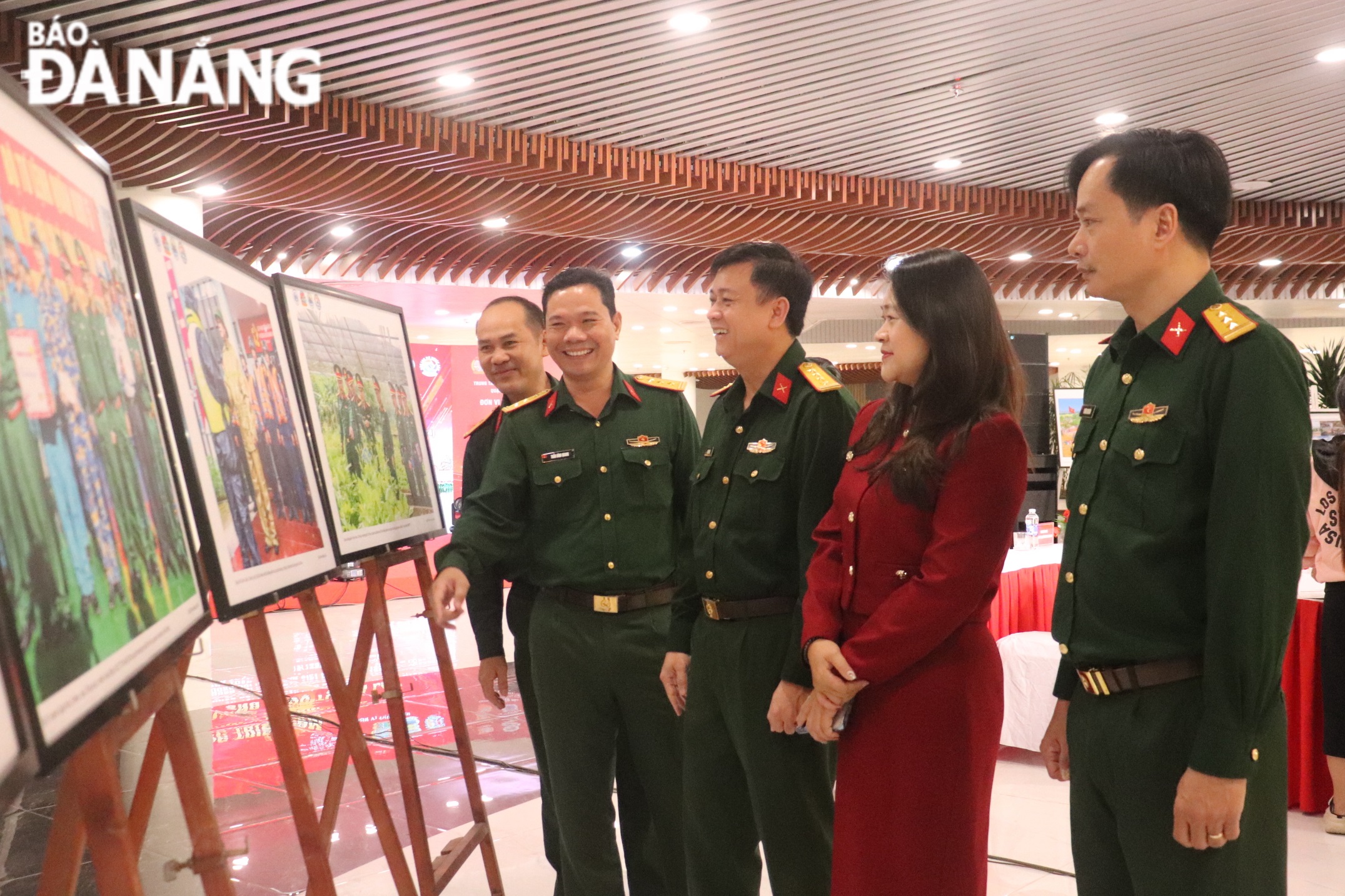 The exhibition features 80 photos showcasing the strength of the military units, and the images of the border, islands and the beloved Nu Village. Photo: KHANH NGAN