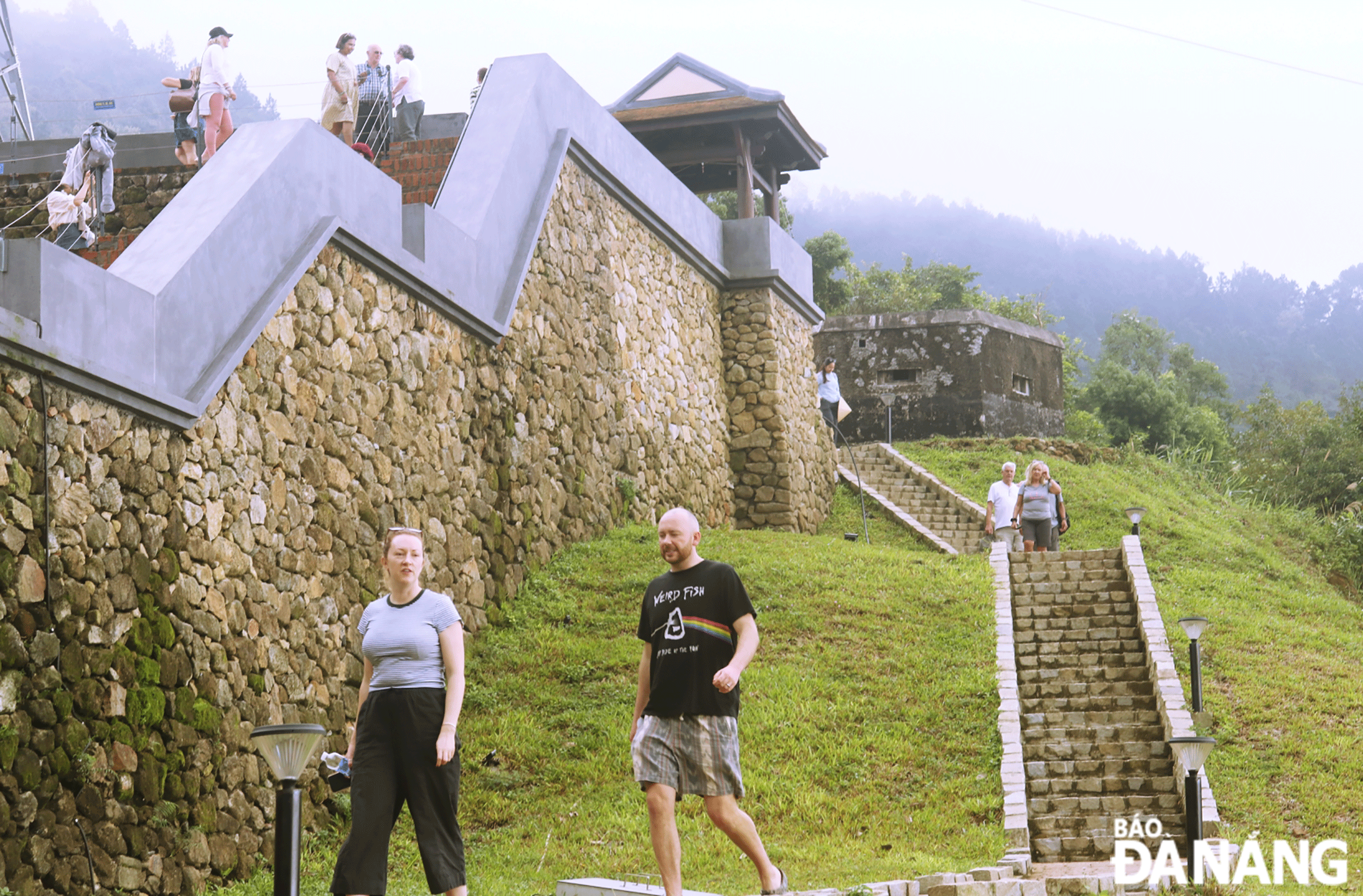 Tourists visited the Hai Van Gate on December 5, 2024. Photo: NGOC HA