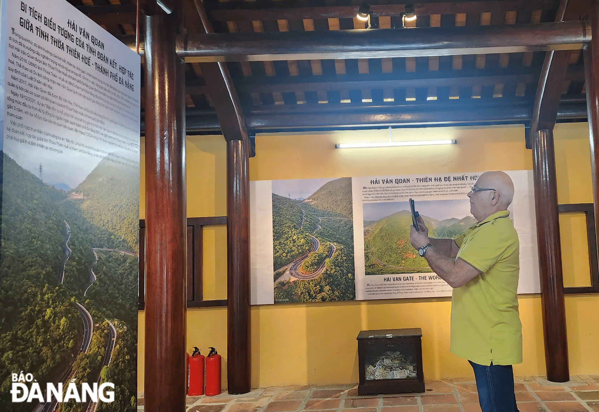 Foreign tourists learn about Hai Van Gate at the photo gallery. Photo: NGOC HA