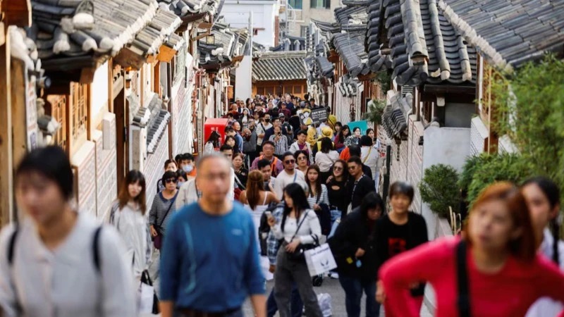 Du khách tham quan làng cổ Bukchon Hanok ở Seoul, Hàn Quốc, ngày 25-10-2024. (Ảnh minh họa: Reuters)