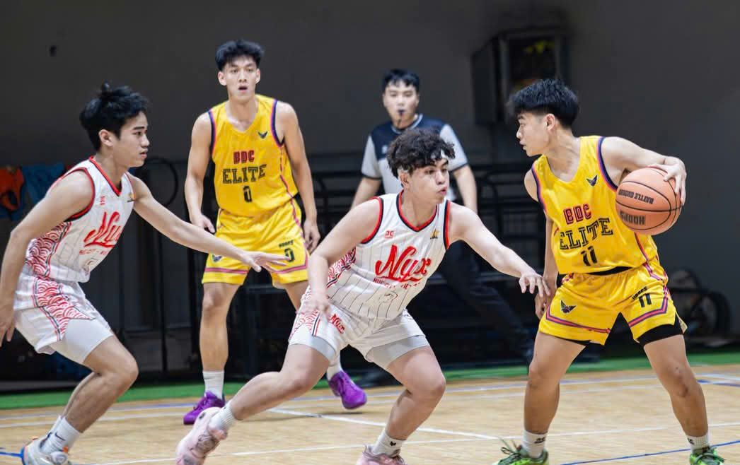 Nguyen Dinh Quang Tu (right) and Truong Van Dai (second, left) are two of the young talents who have contributed a lot to Da Nang basketball. Photo: PHI NONG