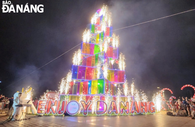 Christmas tree model with lights on the western bank of the Han River. Photo: NGOC HA