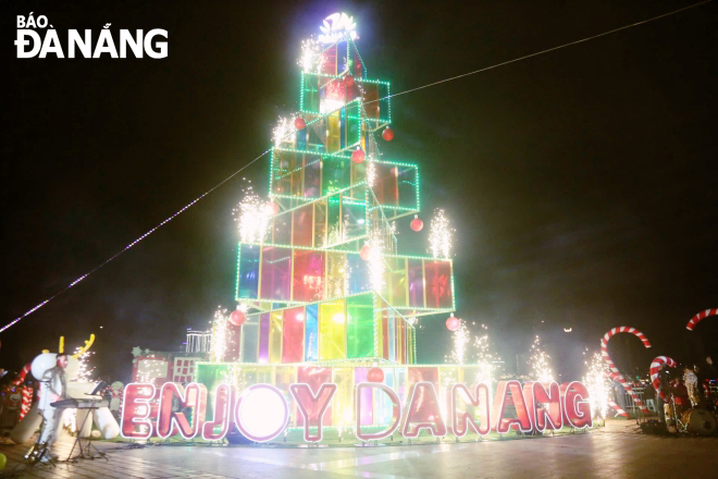 The 20m high Christmas tree. Photo: NGOC HA