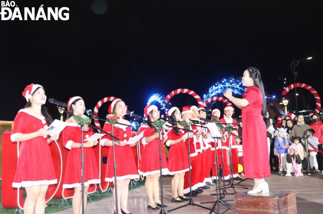 Christmas concert was staged near the Christmas tree. Photo: NGOC HA