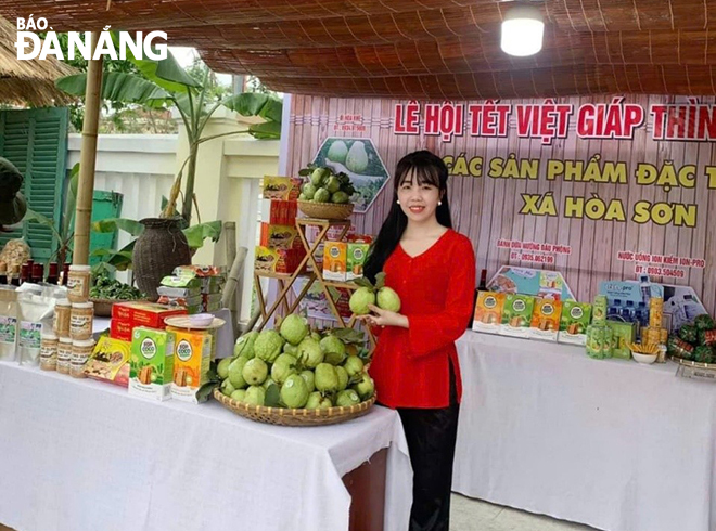 Ms Pham Thi My Na showcased her products at the event celebrating distinctive products of Hoa Son Commune