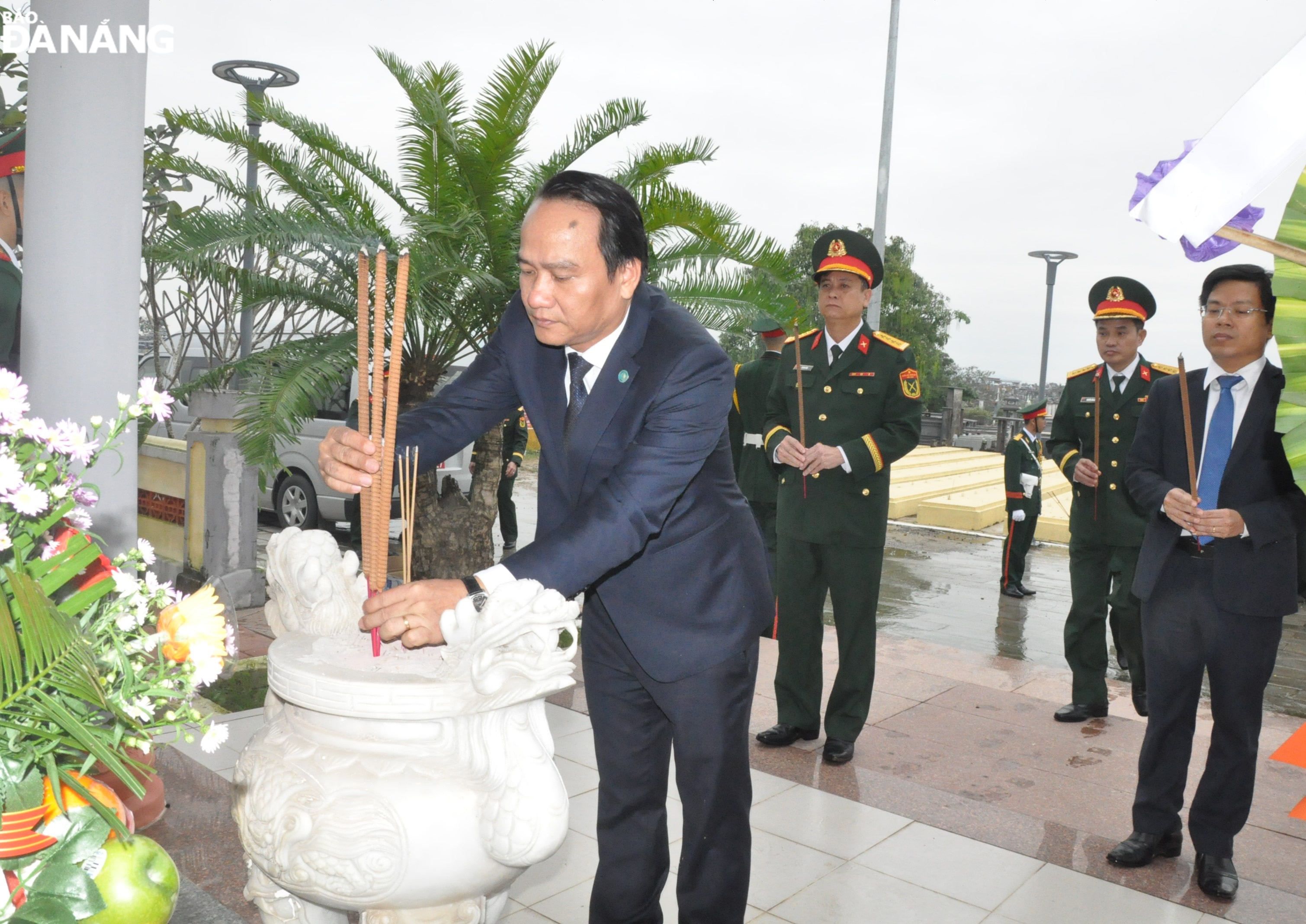 Phó Bí thư Thường trực Thành ủy Nguyễn Đình Vĩnh dâng hương tưởng niệm các nghĩa sĩ tại Nghĩa trủng Phước Ninh. Ảnh: LÊ HÙNG