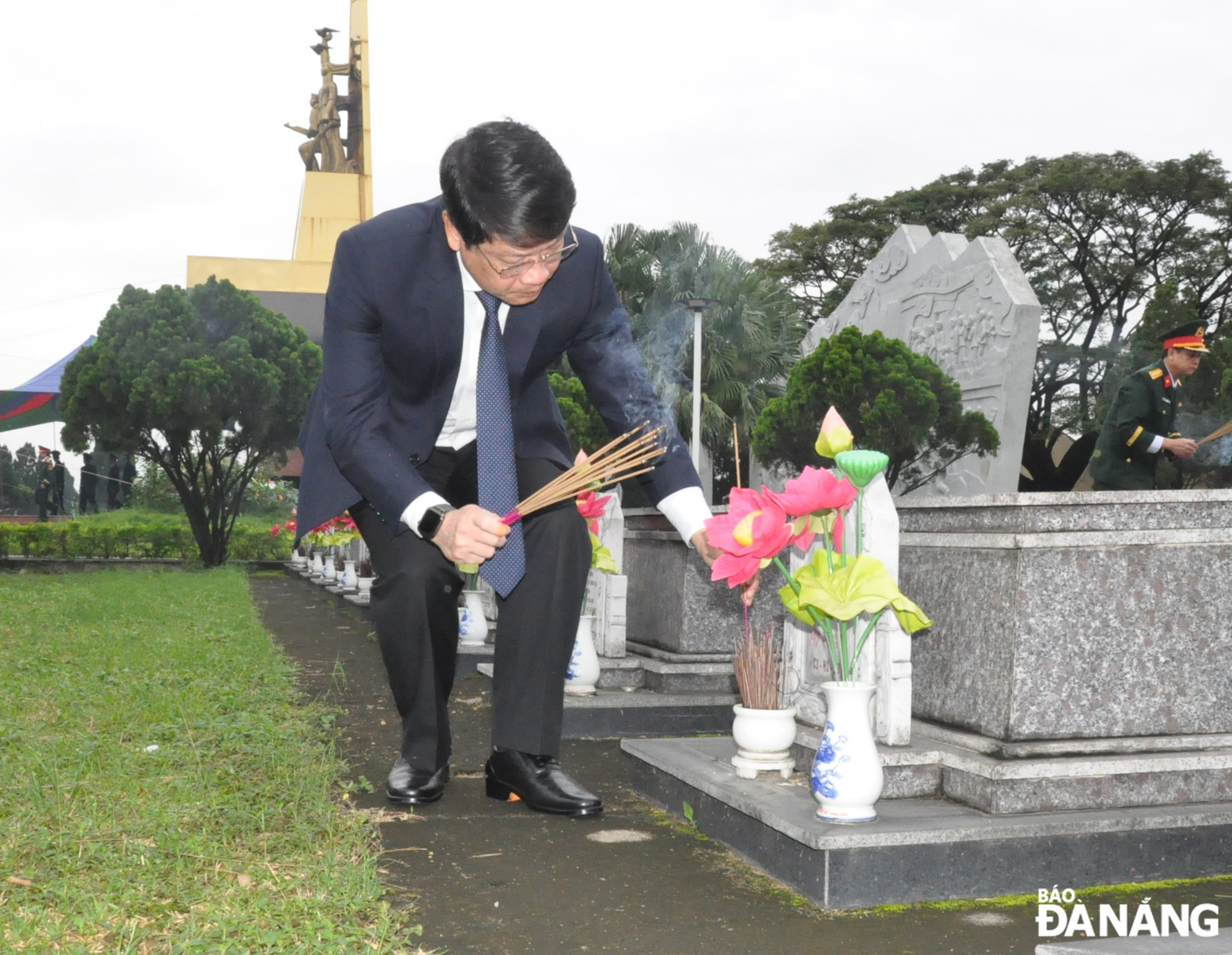 Chủ tịch HĐND thành phố Ngô Xuân Thắng dâng hương tưởng nhớ các anh hùng, liệt sĩ và nghĩa sĩ. Ảnh: LÊ HÙNG