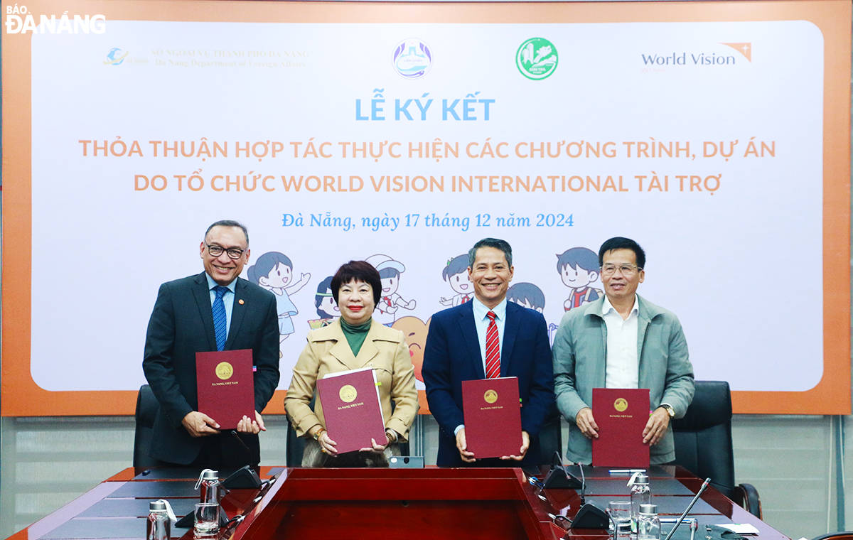 The signing ceremony of cooperation agreements to implement programmes and projects sponsored by World Vision International in Da Nang. Photo: T.AN