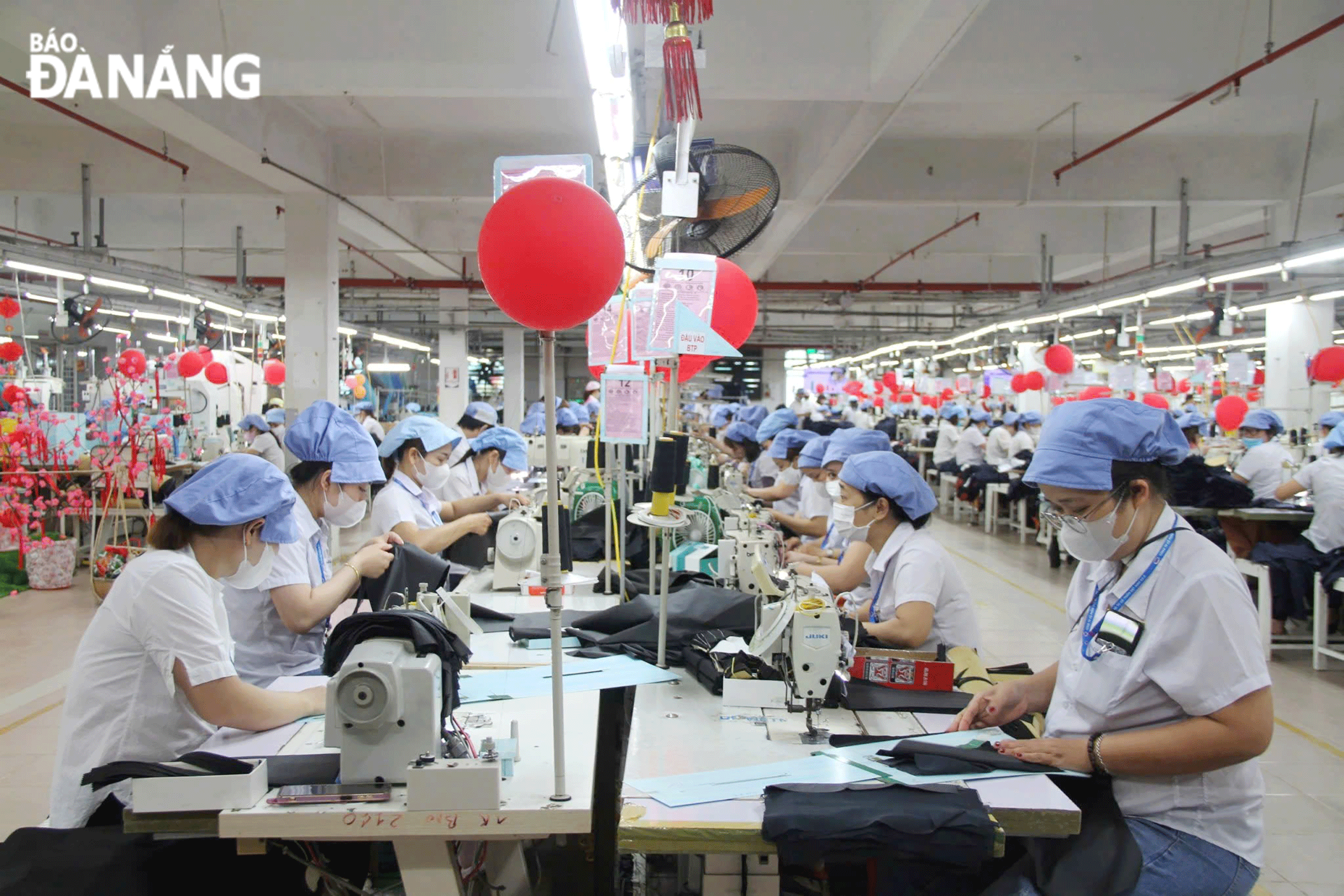 Workers of March 29 Textile JSC increase production at the end of the year. Photo: L.P