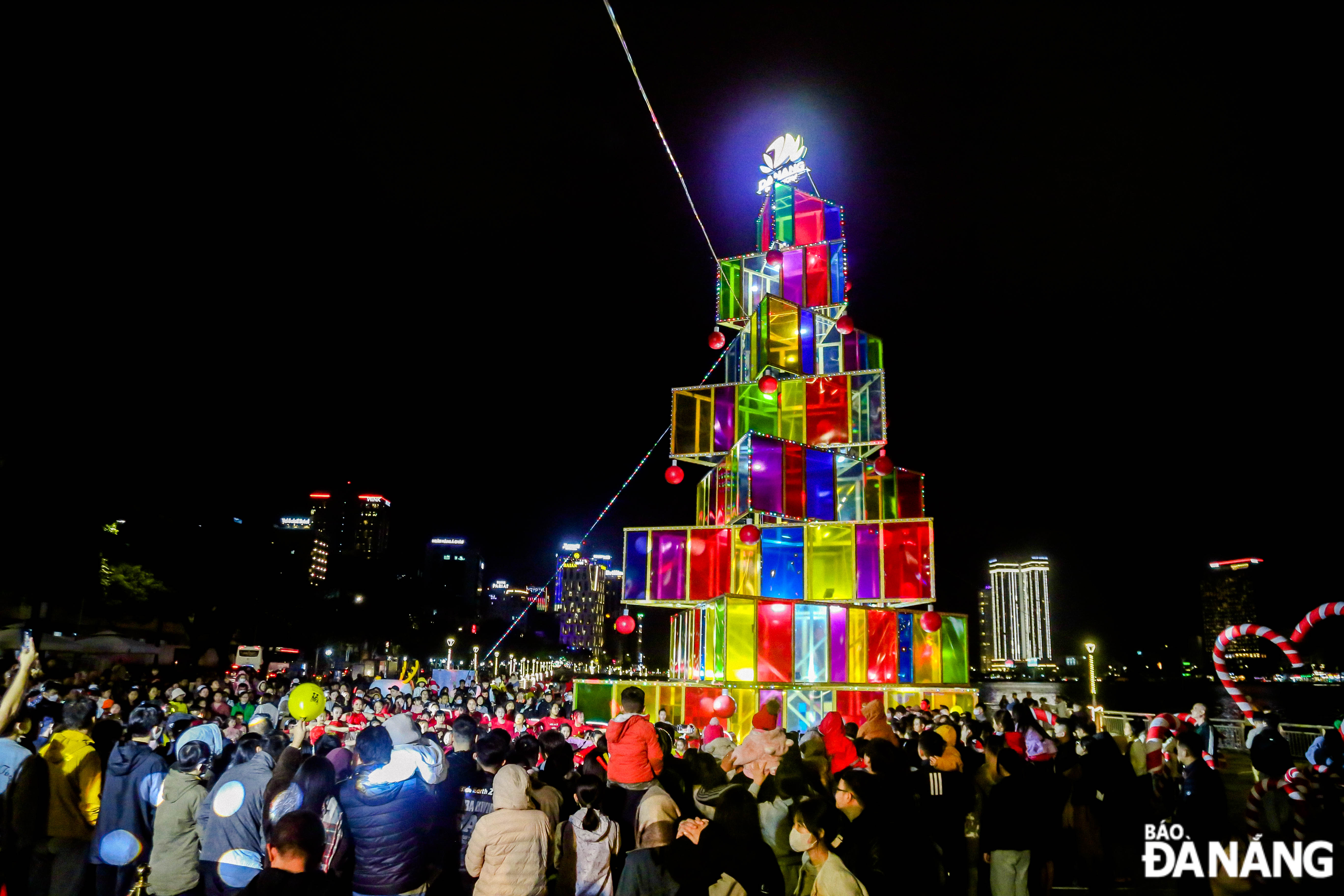 The 20m-high light tree is decorated with thousands of LED bulbs, modern light patterns, and traditional red and green Christmas balls.