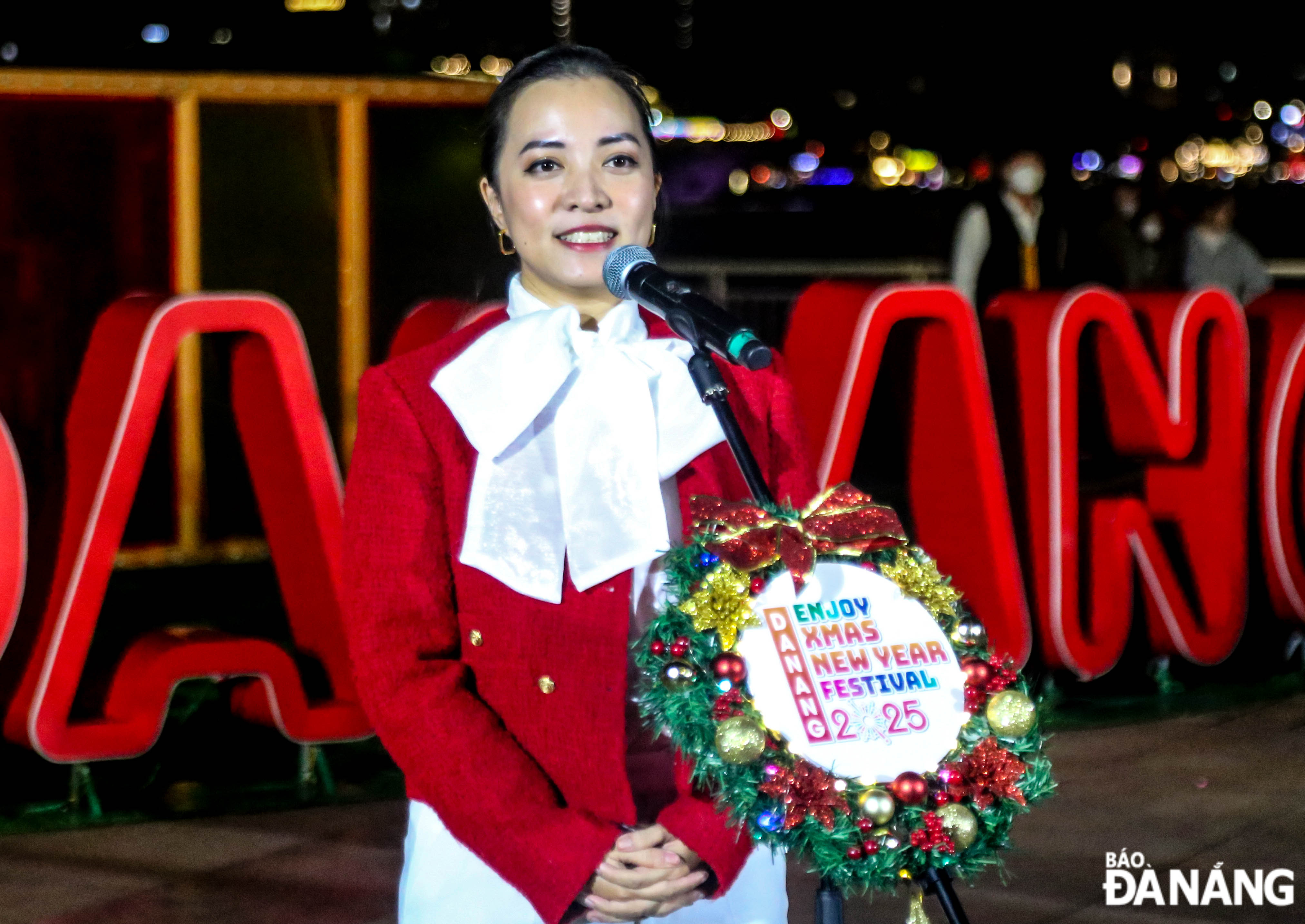 Deputy Director of the Da Nang Department of Tourism Nguyen Thi Hoai An sharing the meaning of the light tree and sending best wishes to residents and tourists.