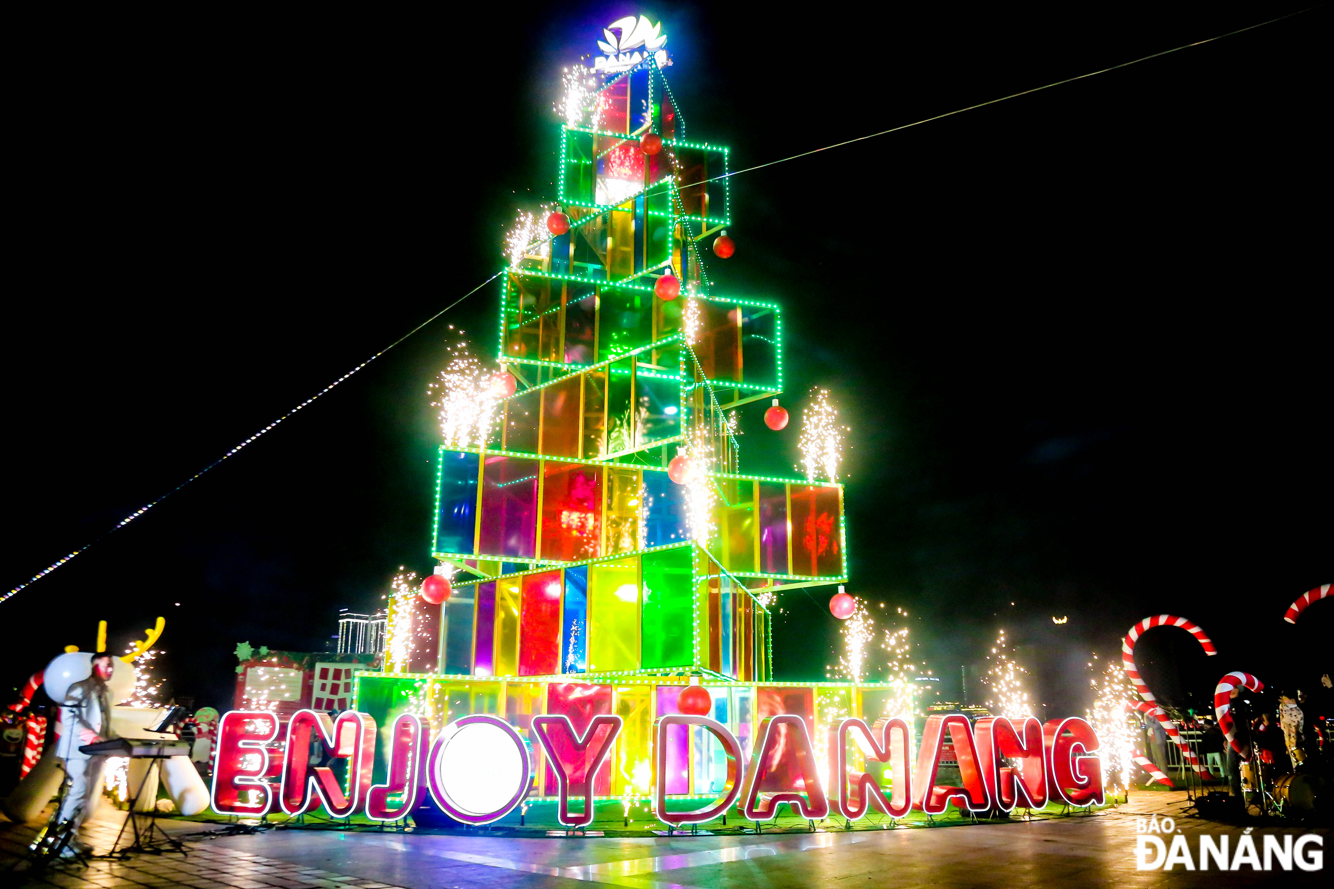 People counted down to light the tree, creating a memorable and emotional moment, and marking the beginning of the Danang X’mas - New Year Festival 2025.