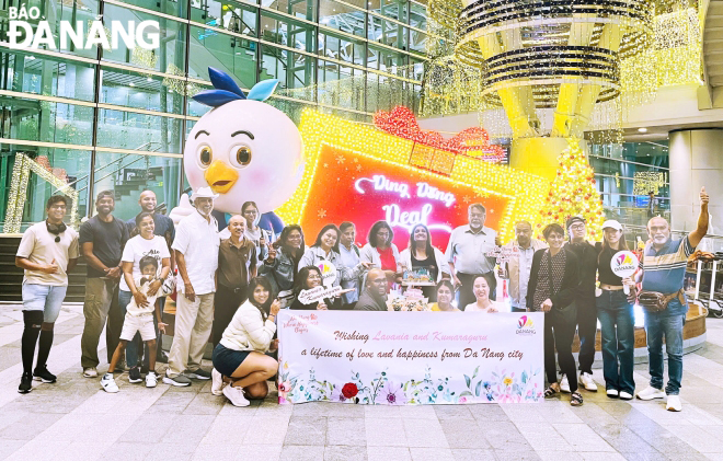 The Malaysian couple and their guests were welcomed at Da Nang International Airport. Photo: NGOC HA