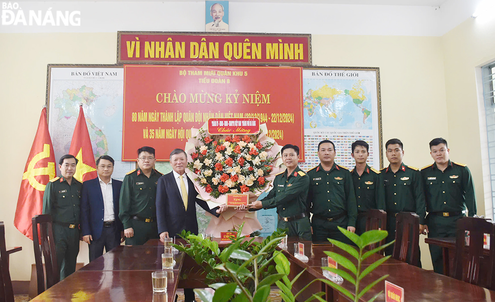 Chủ tịch Ủy ban MTTQ Việt Nam thành phố Lê Văn Trung (thứ 4, trái sang) thăm, chúc mừng tại Bộ Chỉ huy Bộ đội Biên phòng thành phố. Ảnh: THU HÀ