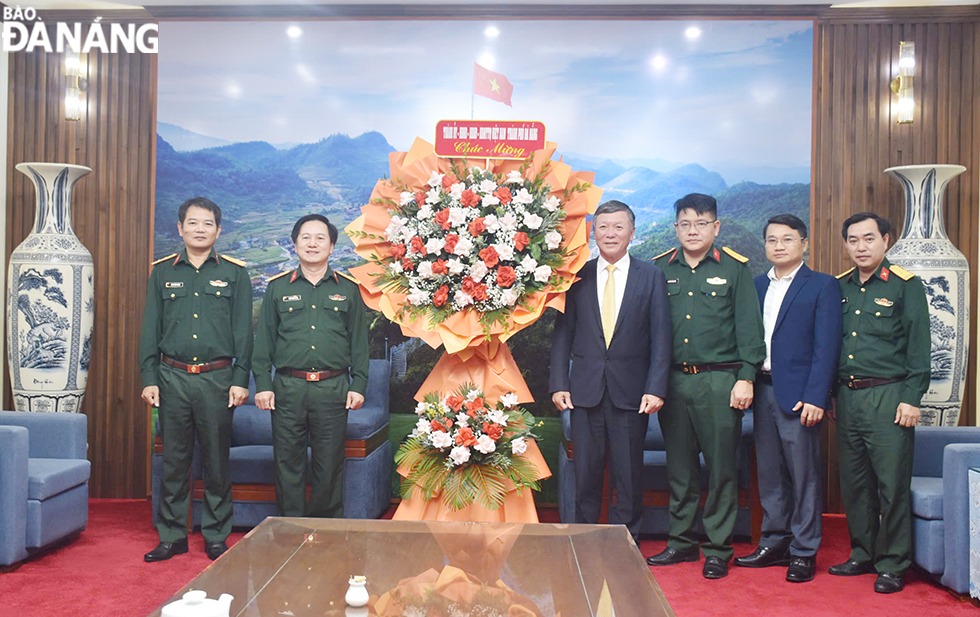 Chủ tịch Ủy ban MTTQ Việt Nam thành phố Lê Văn Trung (thứ 4, trái sang) thăm, chúc mừng tại Bộ Chỉ huy Bộ đội Biên phòng thành phố. Ảnh: THU HÀ