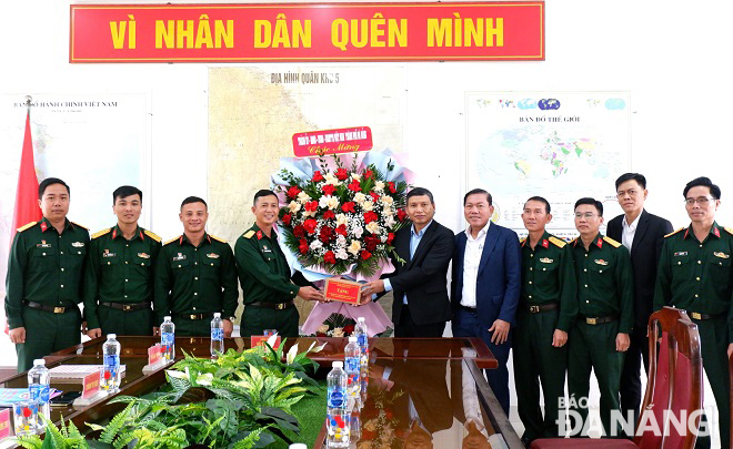 4.	Phó Chủ tịch Thường trực UBND thành phố Hồ Kỳ Minh (thứ 6, phải sang) thăm, tặng hoa chúc mừng Tiểu đoàn Tác chiến điện tử 97 (Bộ Tham mưu, Quân khu 5. Ảnh: L.P