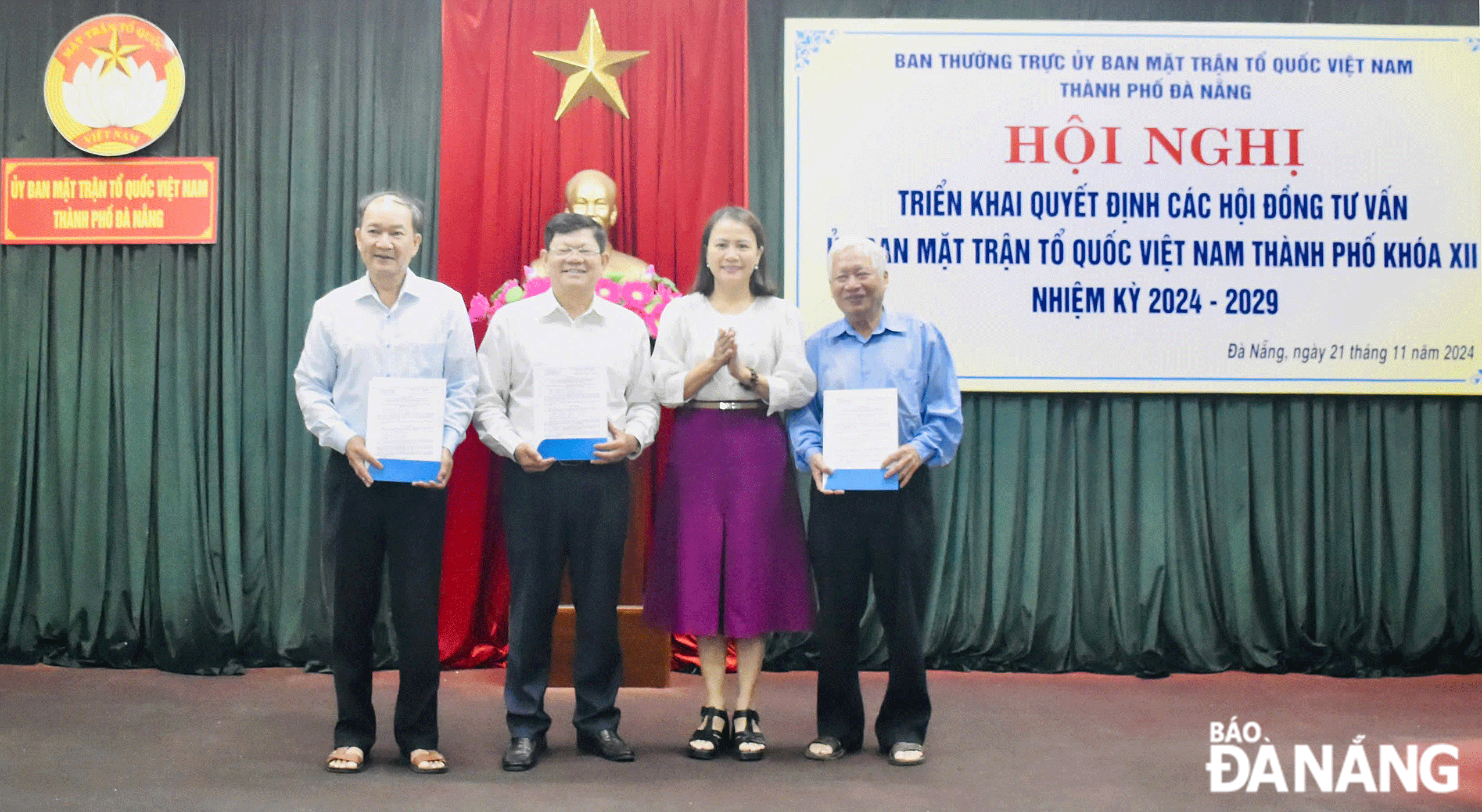 Phó Chủ tịch Ủy ban MTTQ Việt Nam thành phố Trần Thị Mẫn (thứ hai, bên phải sang) trao quyết định thành lập 3 hội đồng tư vấn của Ủy ban MTTQ Việt Nam thành phố. Ảnh: ĐẮC MẠNH