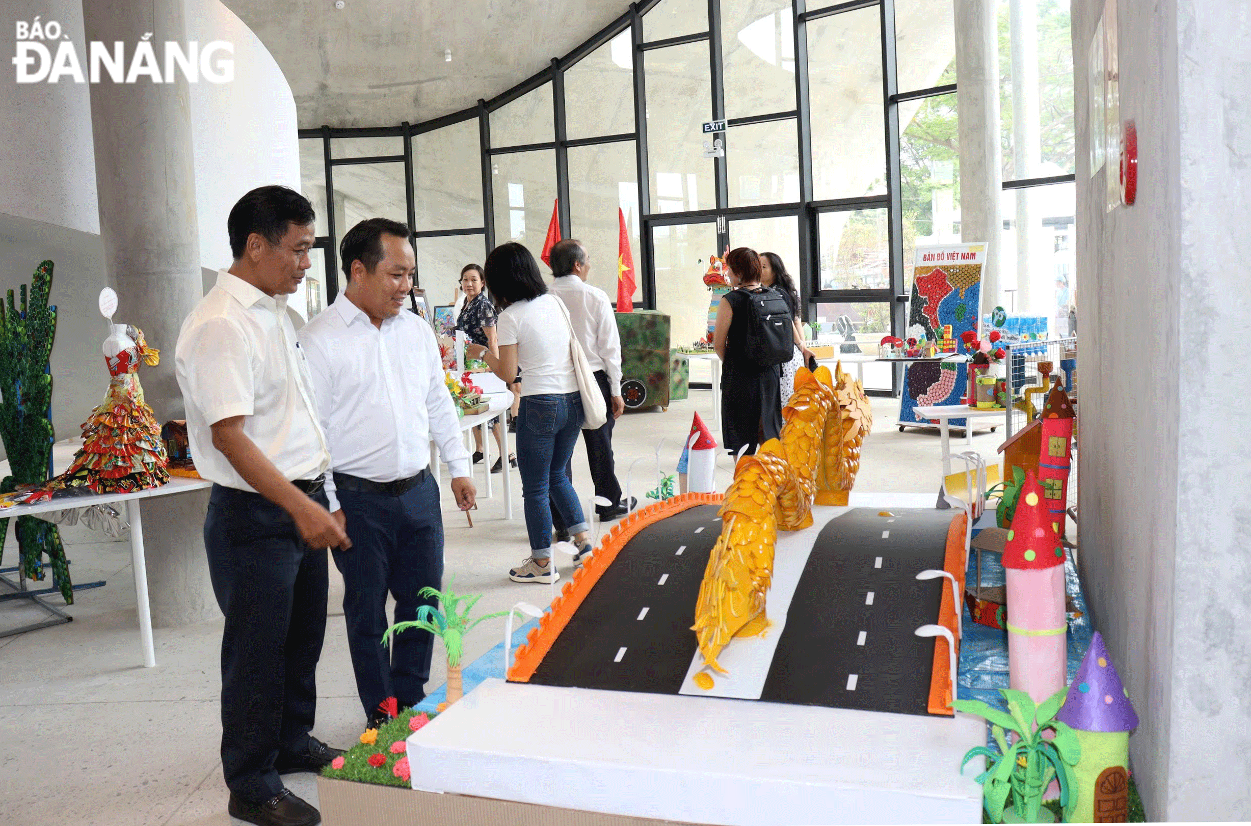 Leader of Son Tra District s visiting the exhibition of recycled products at the Son Tra Art Gallery House. Photo: HOANG HIEP