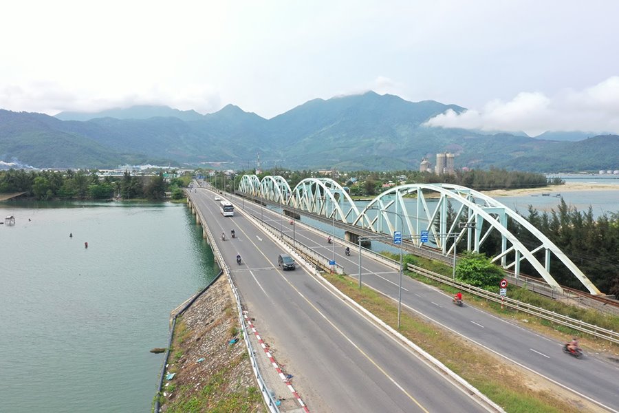 The project on exploiting eco-tourism services on agricultural and forestry land creates a driving force for economic development in Lien Chieu District. IN PHOTO: An urban area in Lien Chieu District through Nam O Bridge. Photo: HUYNH LE