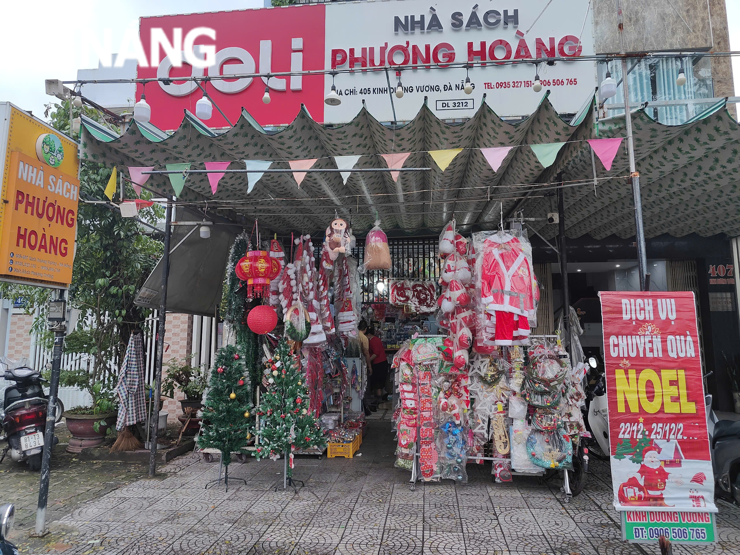 Một số cửa hàng có dịch vụ “ông già Noel” tặng quà giáng sinh. Ảnh: CHIẾN THẮNG