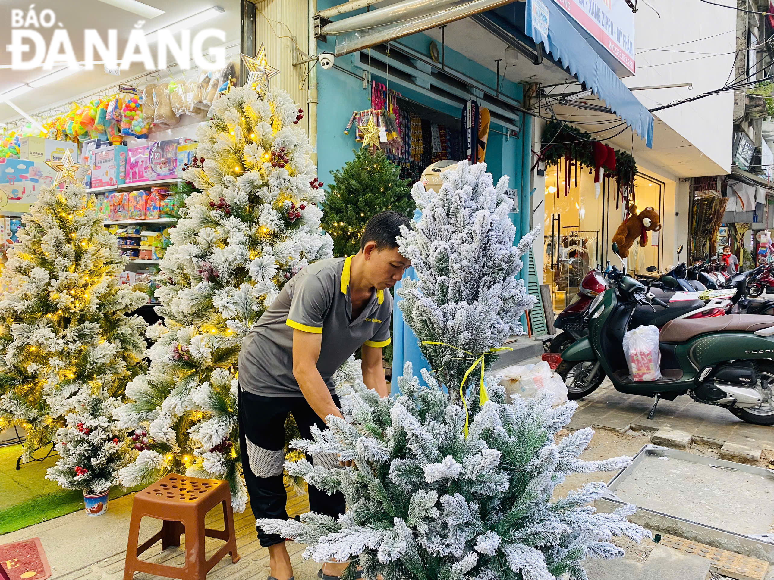 Trang trí cây thông Noel theo ý thích của khách hàng. Ảnh: MAI LY