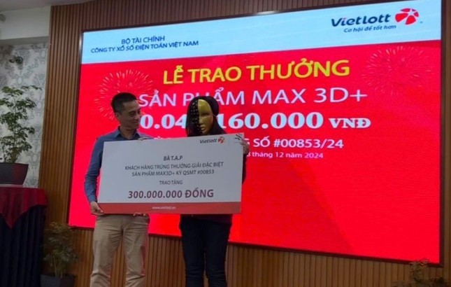  Chị P. trao tặng 300 triệu đồng để thực hiện các chương trình an sinh xã hội.