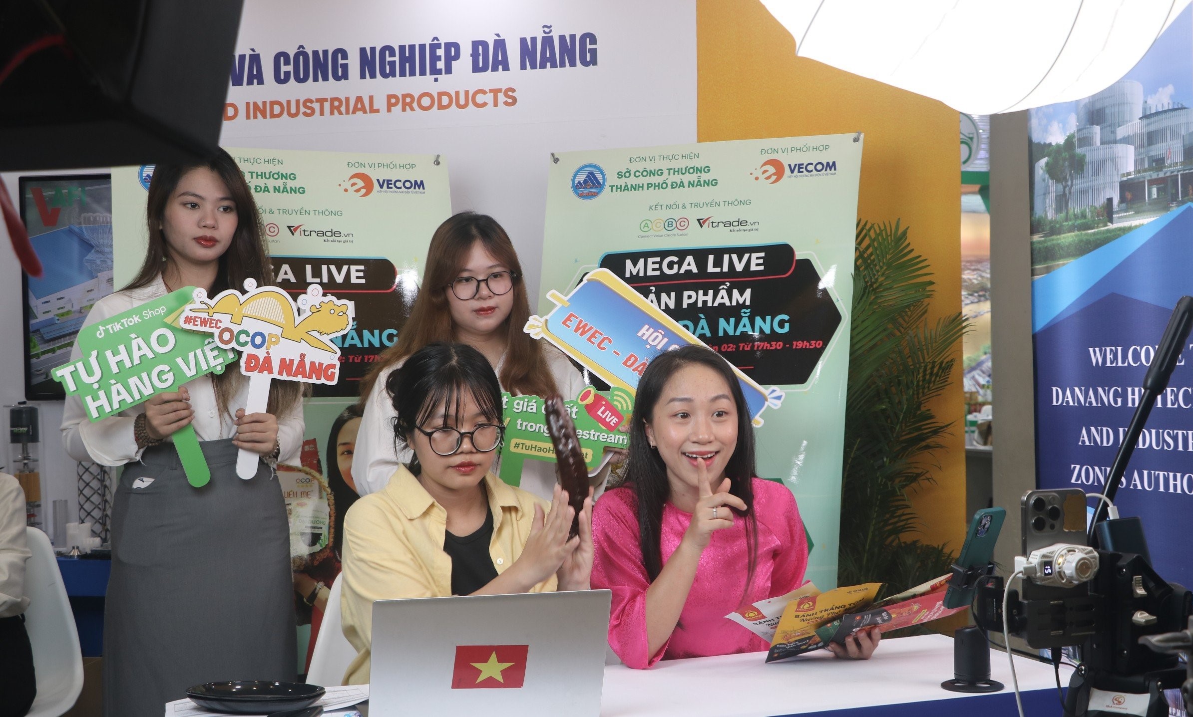 Many programmes to support small traders in livestreaming and selling online have been implemented in Da Nang. Photo: VAN HOANG