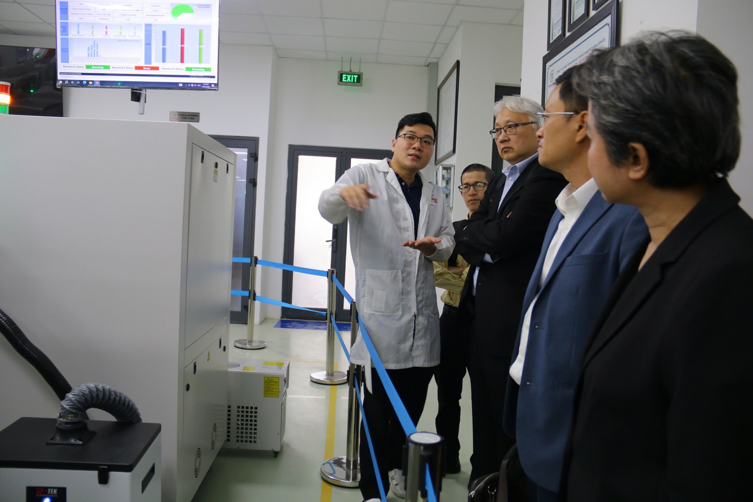 Australian experts and representatives of the Da Nang Innovation Startup Support Centre visiting the chip manufacturing area at the Trung Nam EMS Joint Stock Company based in the Da Nang Hi-Tech Park. Photo: DANG TRINH