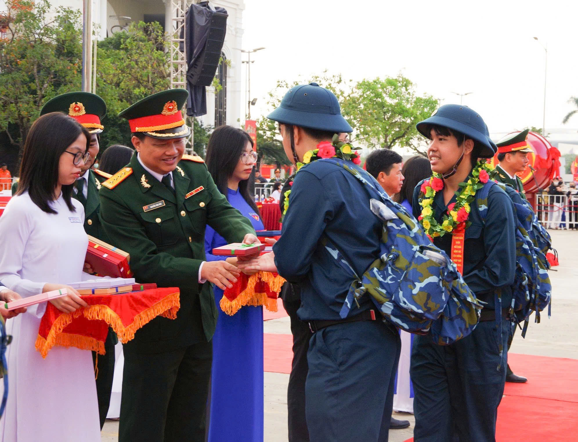 Lực lượng vũ trang thành phố luôn hoàn thành xuất sắc nhiệm vụ được giao. TRONG ẢNH: Đại tá Nguyễn Văn Hòa, Chỉ huy trưởng Bộ Chỉ huy Quân sự thành phố (thứ hai, bên trái sang) động viên thanh niên lên đường nhập ngũ, bảo vệ Tổ quốc.Ảnh: HỒNG HẠNH