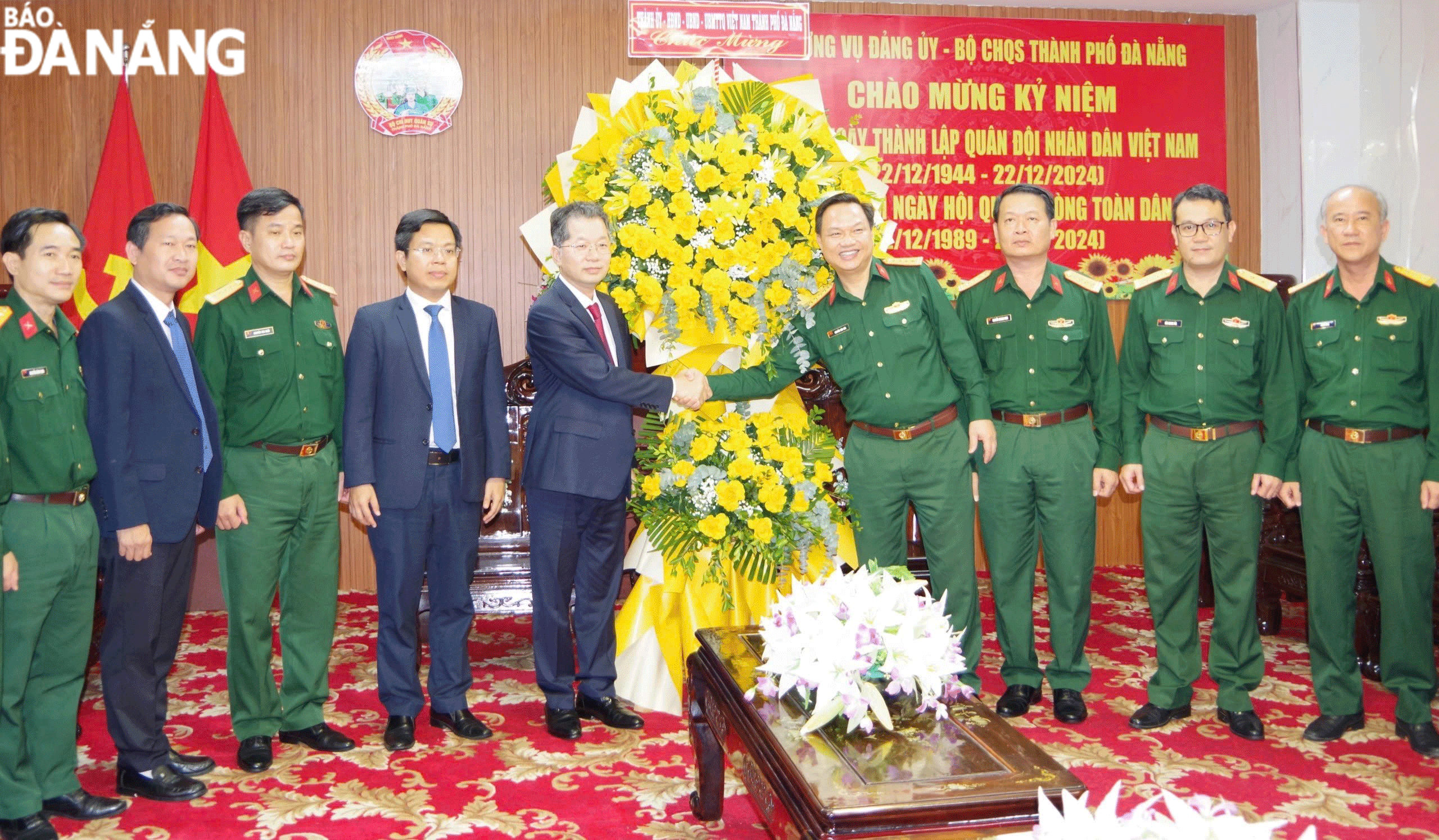 Ủy viên Trung ương Đảng, Bí thư Thành ủy, Trưởng đoàn đại biểu Quốc hội thành phố Nguyễn Văn Quảng (thứ 5, bên trái sang) tặng hoa chúc mừng Bộ Chỉ huy Quân sự thành phố nhân dịp kỷ niệm 80 năm ngày thành lập Quân đội nhân dân Việt Nam. Ảnh: ANH ĐỨC