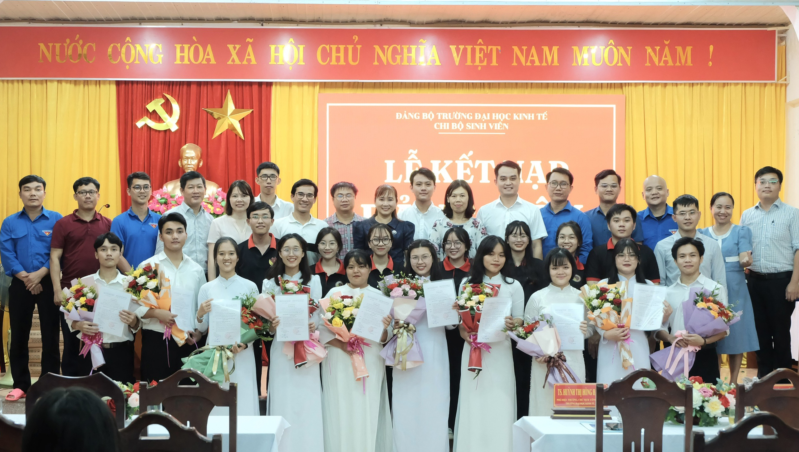 Chi bộ Sinh viên Trường Đại học Kinh tế tổ chức kết nạp các quần chúng ưu tú là sinh viên vào Đảng. Ảnh: PV