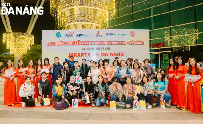 Indonesian tourists are welcomed at Da Nang International Airport. Photo: NGOC HA