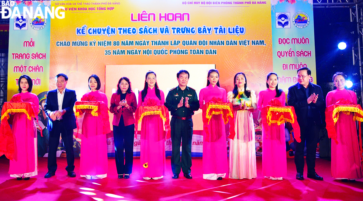 Delegates cutting the ribbon to open the book storytelling competition and the exhibition. Photo: K.NGUYEN