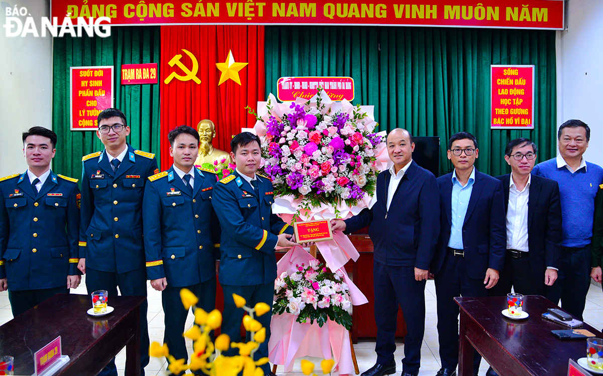 Phó Chủ tịch UBND thành phố Lê Quang Nam (thứ 4, bên phải) chúc mừng cán bộ, chiến sĩ Trạm Rađa 29 Sơn Trà. Ảnh: X.D