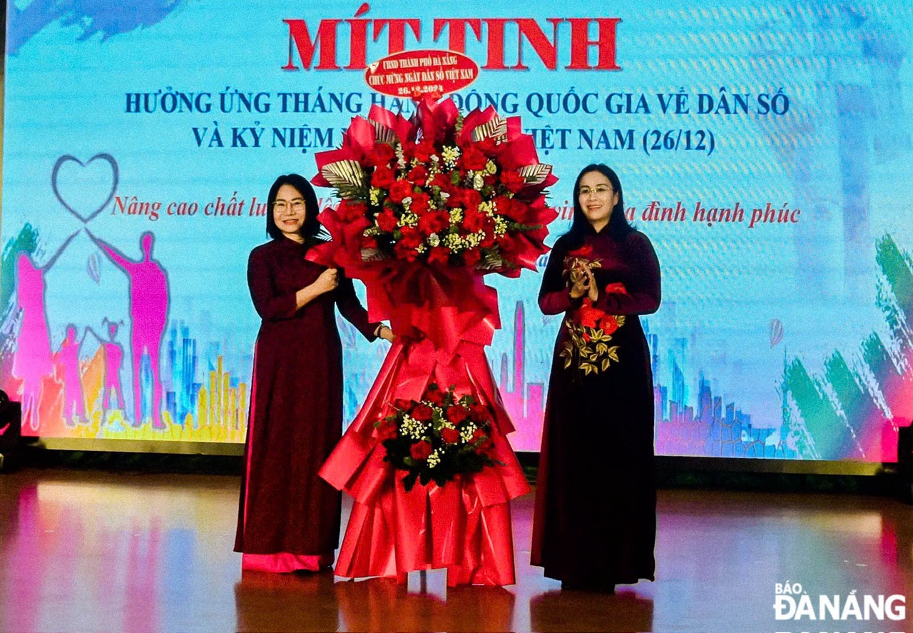 Vice Chairwoman of the Da Nang People's Committee Nguyen Thi Anh Thi (right) presented flowers to congratulate the city’s Bureau of Population and Family Planning on the occasion of Viet Nam Population Day.